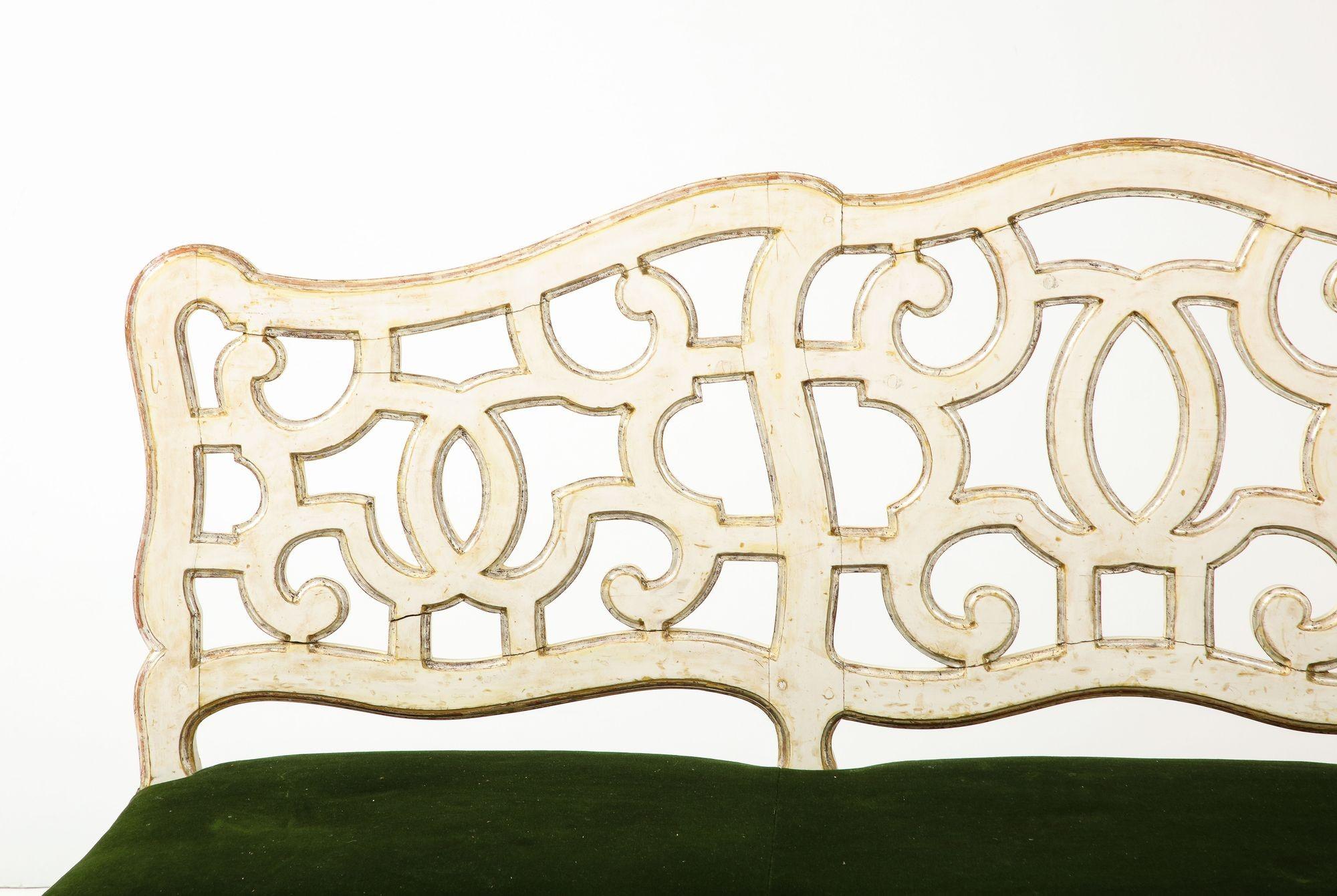 XVIII secolo Divano rococò veneziano in gesso e argento dorato in vendita