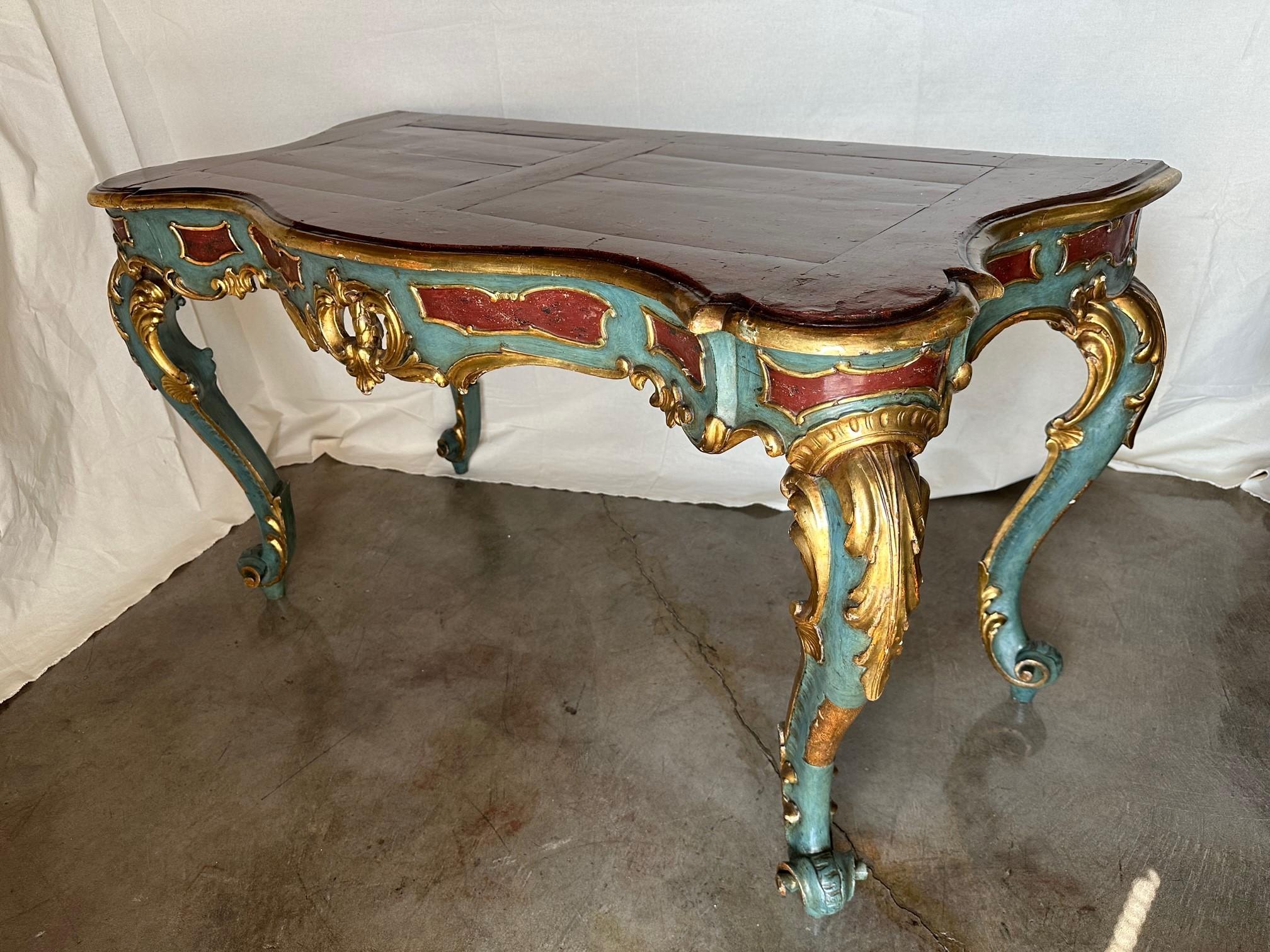 Table d'entrée ou bureau de style rococo vénitien ancien en fausse pierre peinte et dorée en vente 7