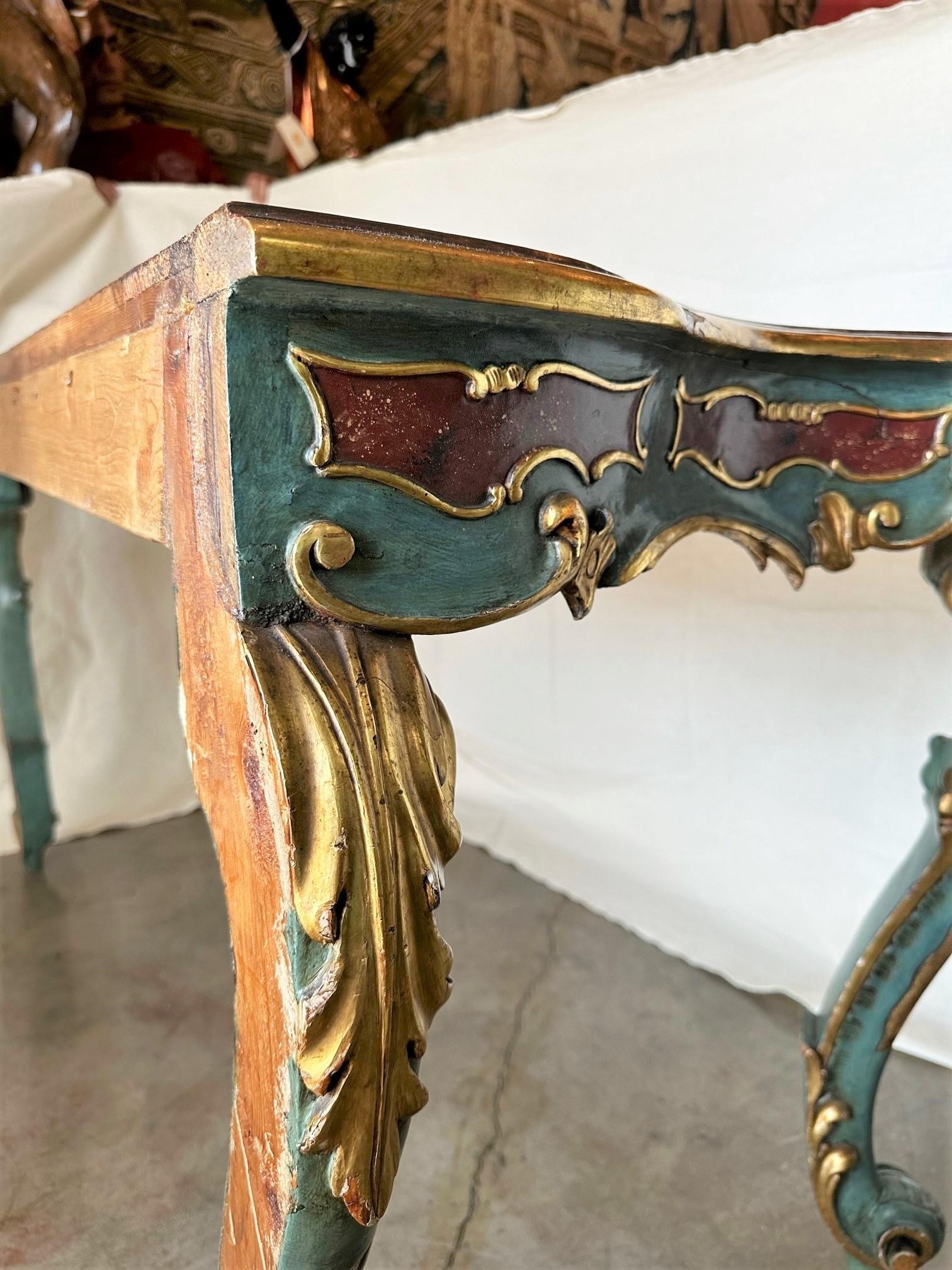 Table d'entrée ou bureau de style rococo vénitien ancien en fausse pierre peinte et dorée en vente 9