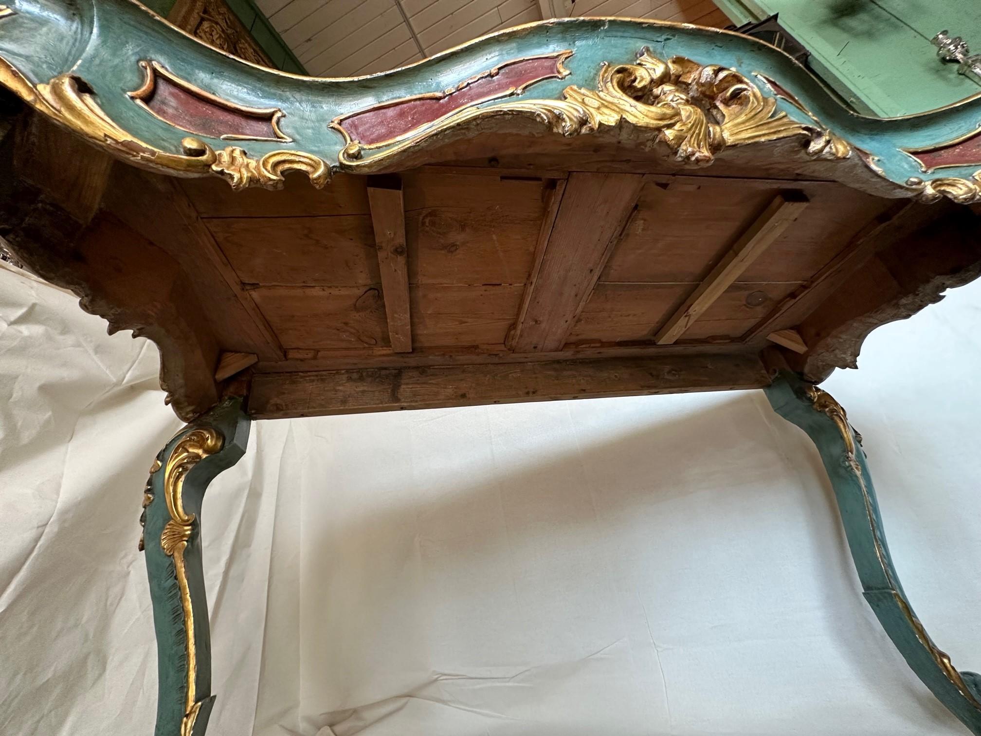 Table d'entrée ou bureau de style rococo vénitien ancien en fausse pierre peinte et dorée en vente 11