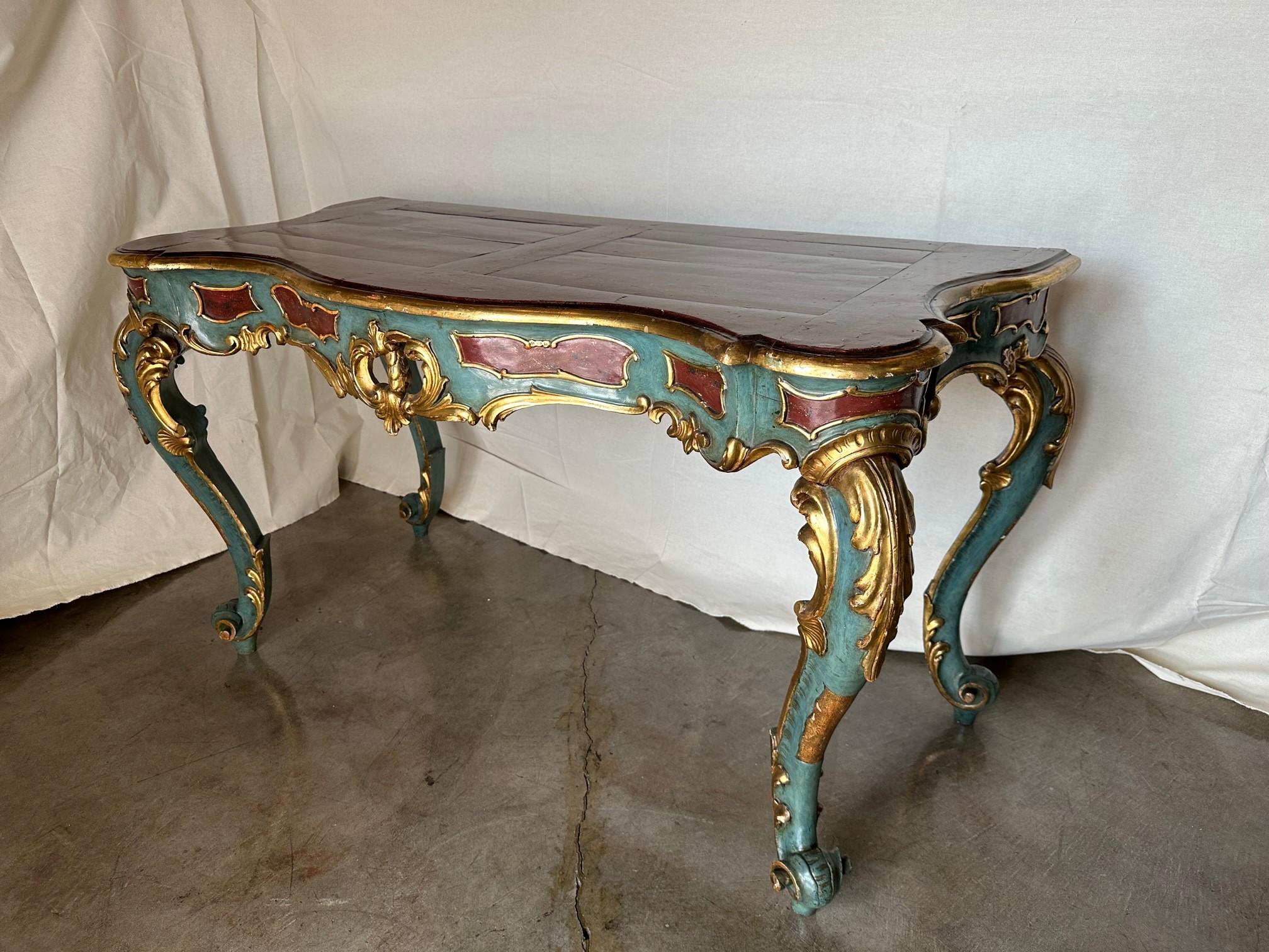 Rococo Table d'entrée ou bureau de style rococo vénitien ancien en fausse pierre peinte et dorée en vente