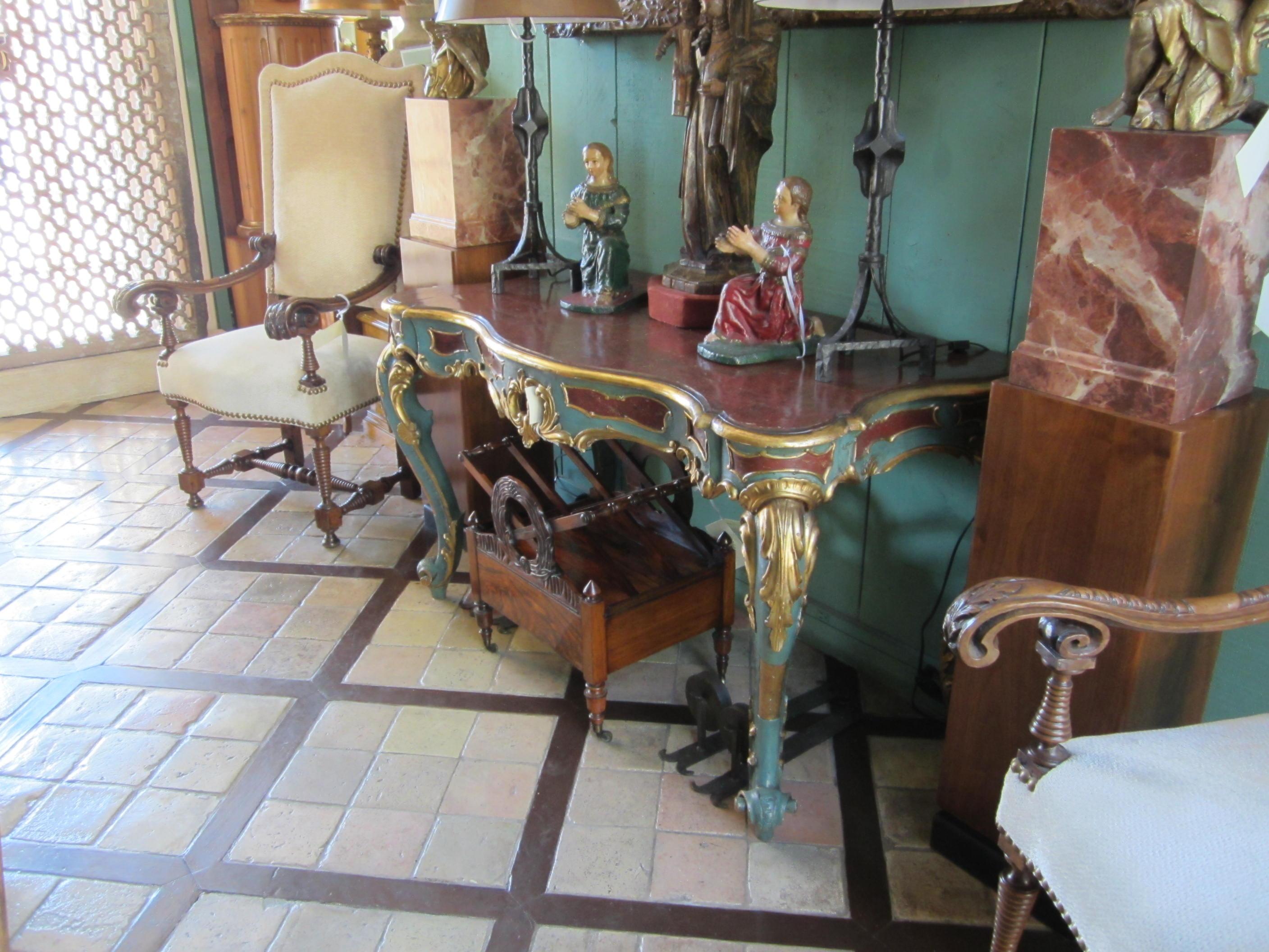 italien Table d'entrée ou bureau de style rococo vénitien ancien en fausse pierre peinte et dorée en vente