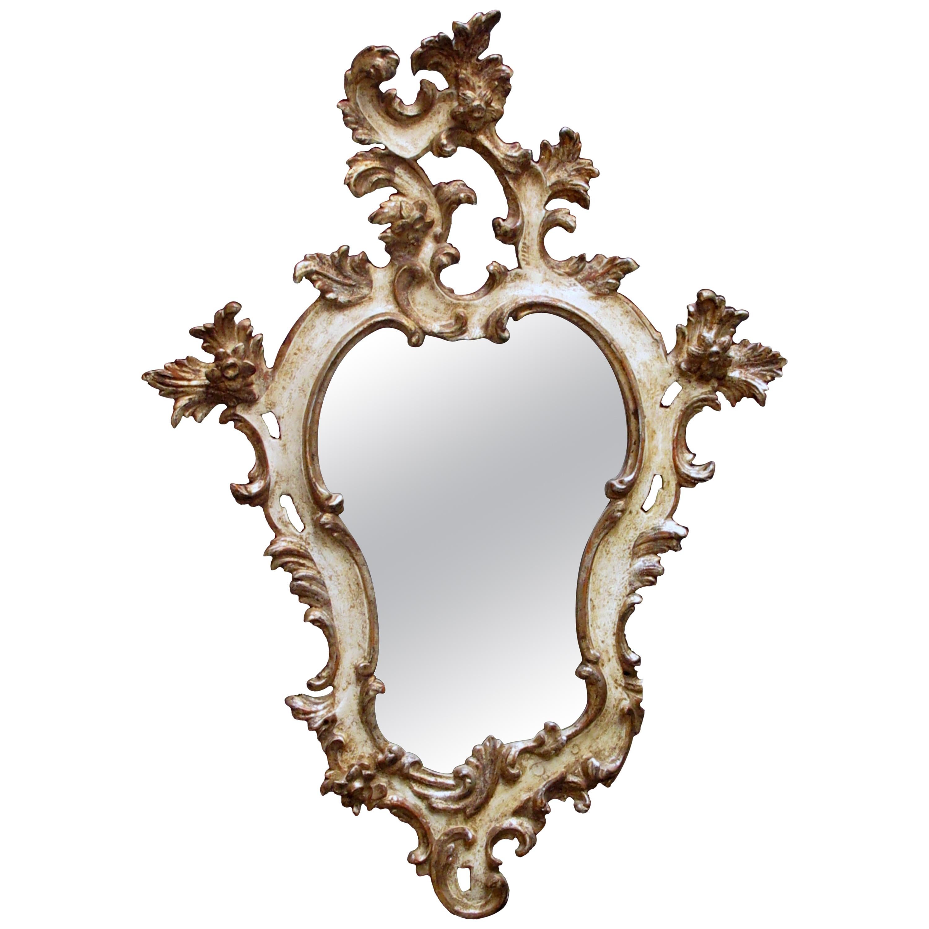 Miroir en forme de cartouche de style néo-rococo vénitien peint en ivoire et doré