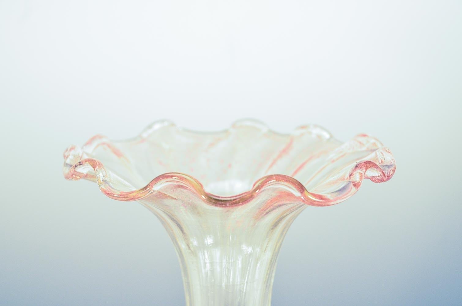 Diese erstaunliche mundgeblasene venezianische Vase von Salviati, steht 20 