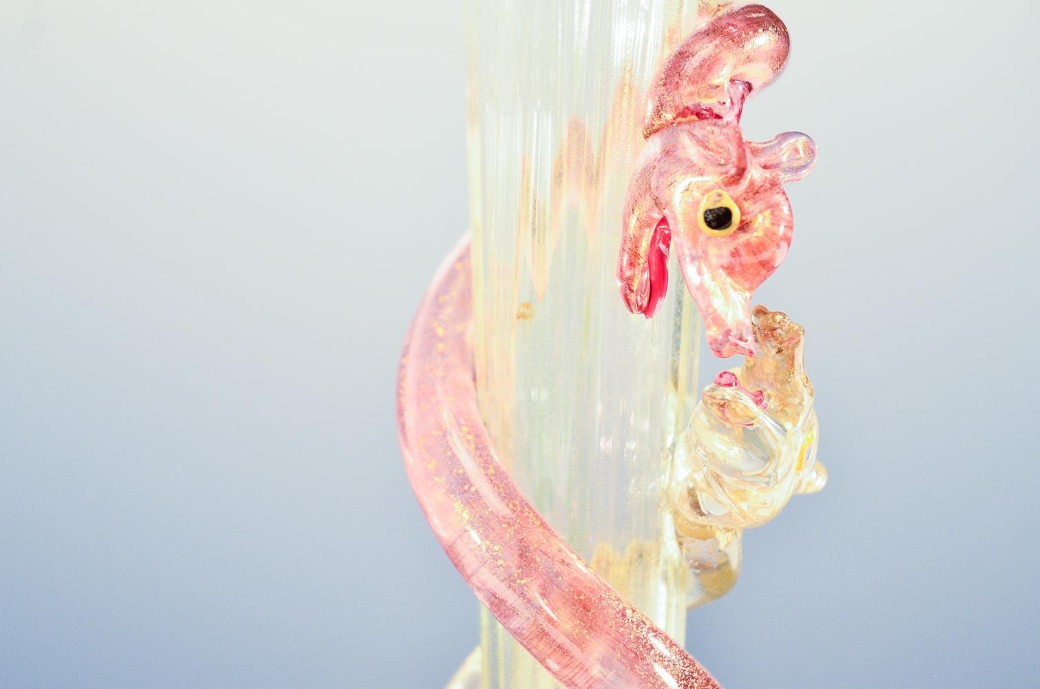Venezianische Salviati mundgeblasene Vase applizierte rosa Schlangen Blattgold Einschlüsse im Zustand „Gut“ im Angebot in Great Barrington, MA
