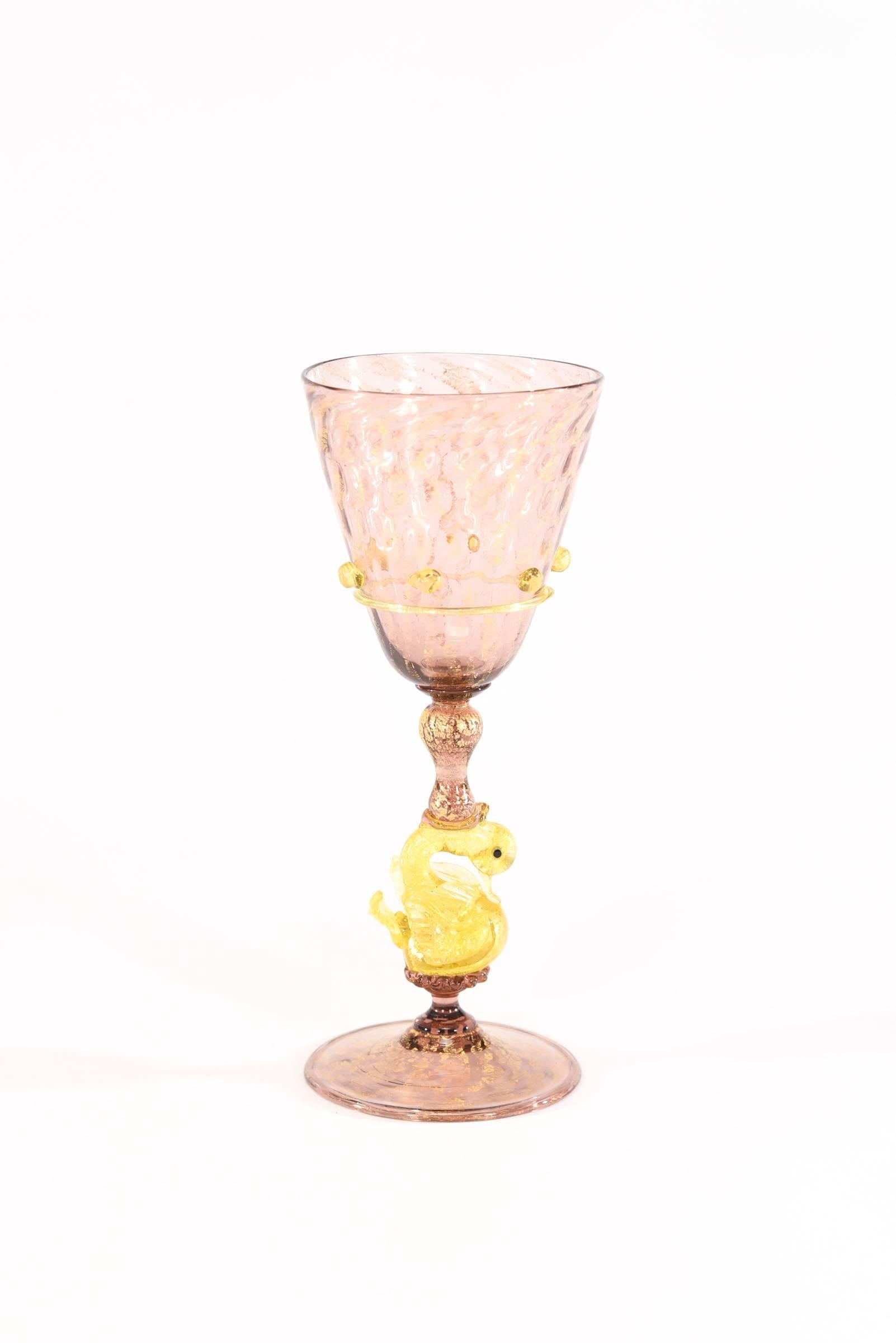 Set von 36 Stühlen, venezianisches Salviati Stemware Service, Amethyst mit Blattgold und Schwanen (Frühes 20. Jahrhundert) im Angebot