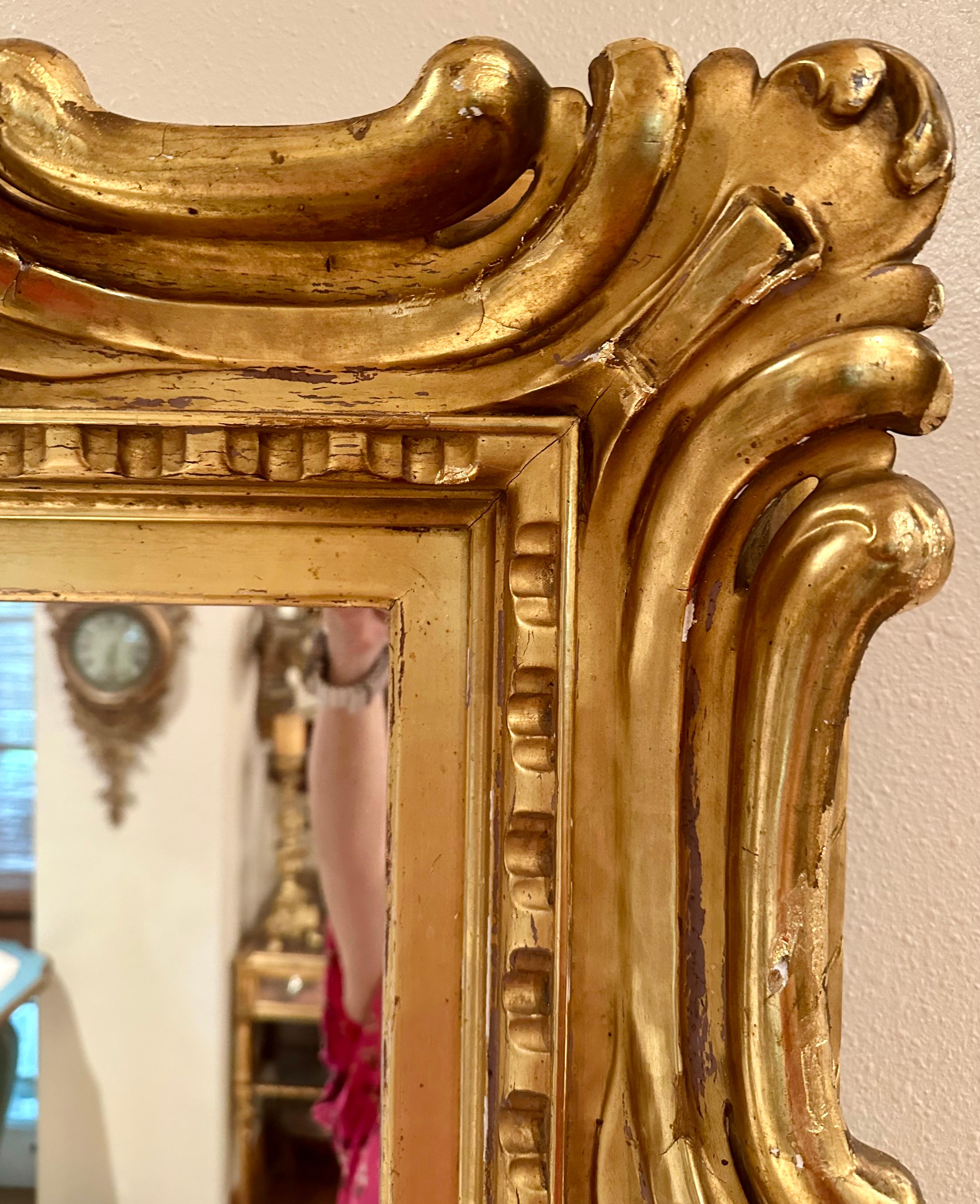 Venezianischer Sansovino Palastspiegel im frühbarocken Stil, geschnitzt und vergoldet (19. Jahrhundert) im Angebot
