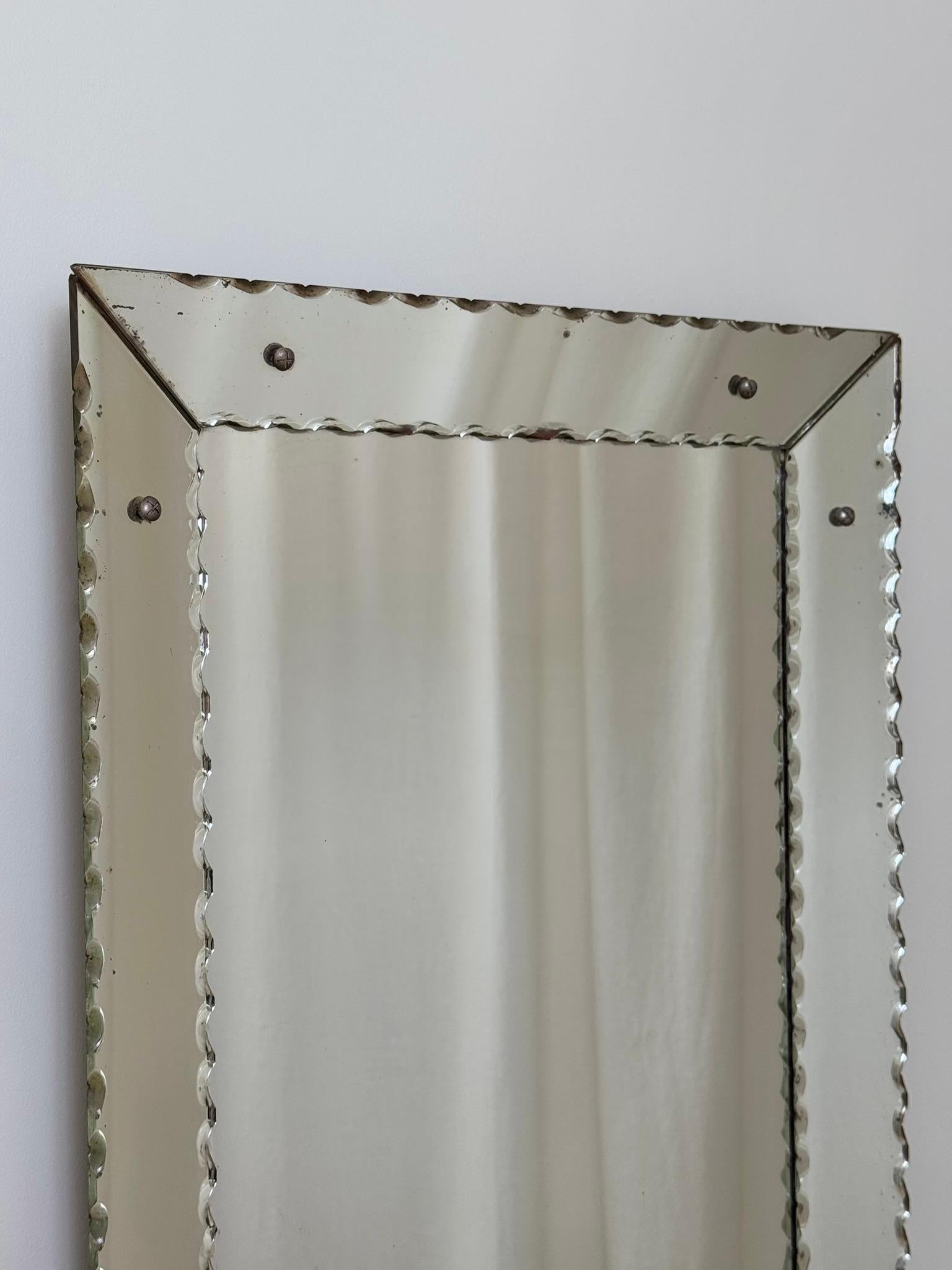 italien Miroir vénitien à bord festonné en vente