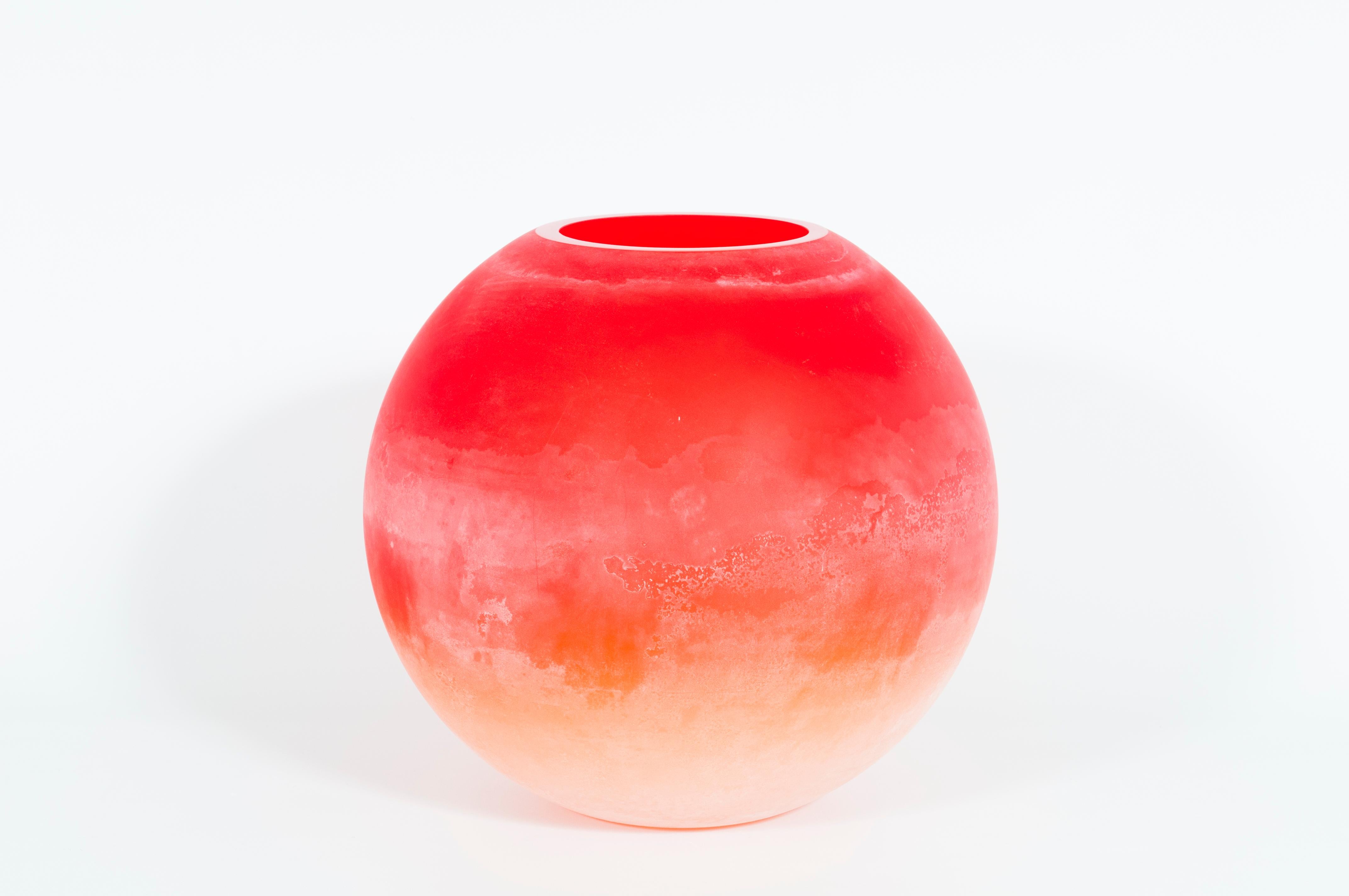 Venezianische Scavo-Vase aus mundgeblasenem Murano-Glas mit Orange und Dämmerungsfarben Italien 1980er Jahre.
Diese bezaubernde 