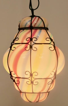 Colgante de metal y vidrio soplado con forma veneciana