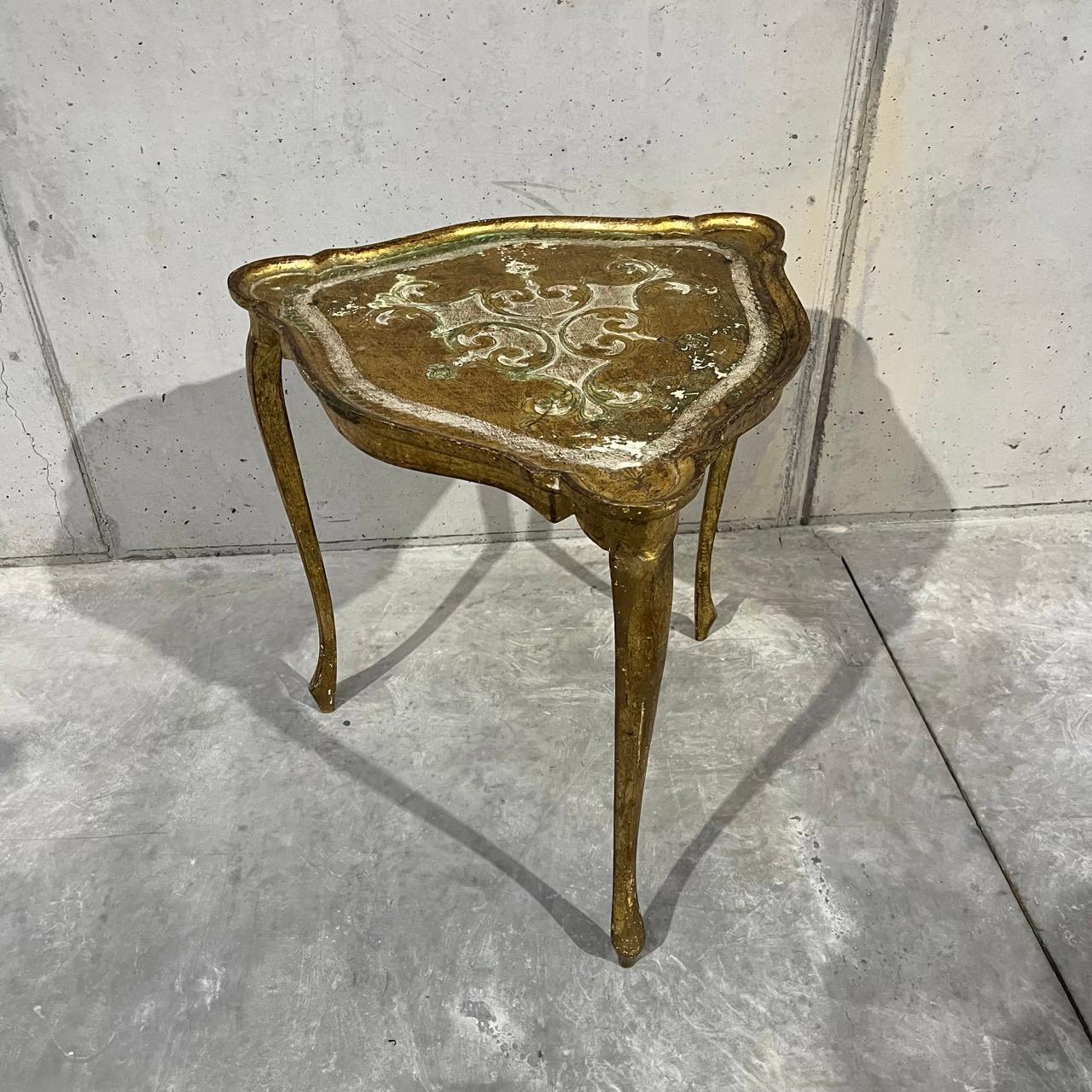 ✓ Speciale colpo d'occhio
✓ Dipinto a mano e placcato in oro
✓ Molto leggera

Dimensioni: 
L: 55cm H: 58cm P: 55cm

Articolo: Tavolo antico da salotto, dipinto
Codice articolo: 1028
Provenienza: Italia intorno al 1930
Materiale: Legno
Colore: