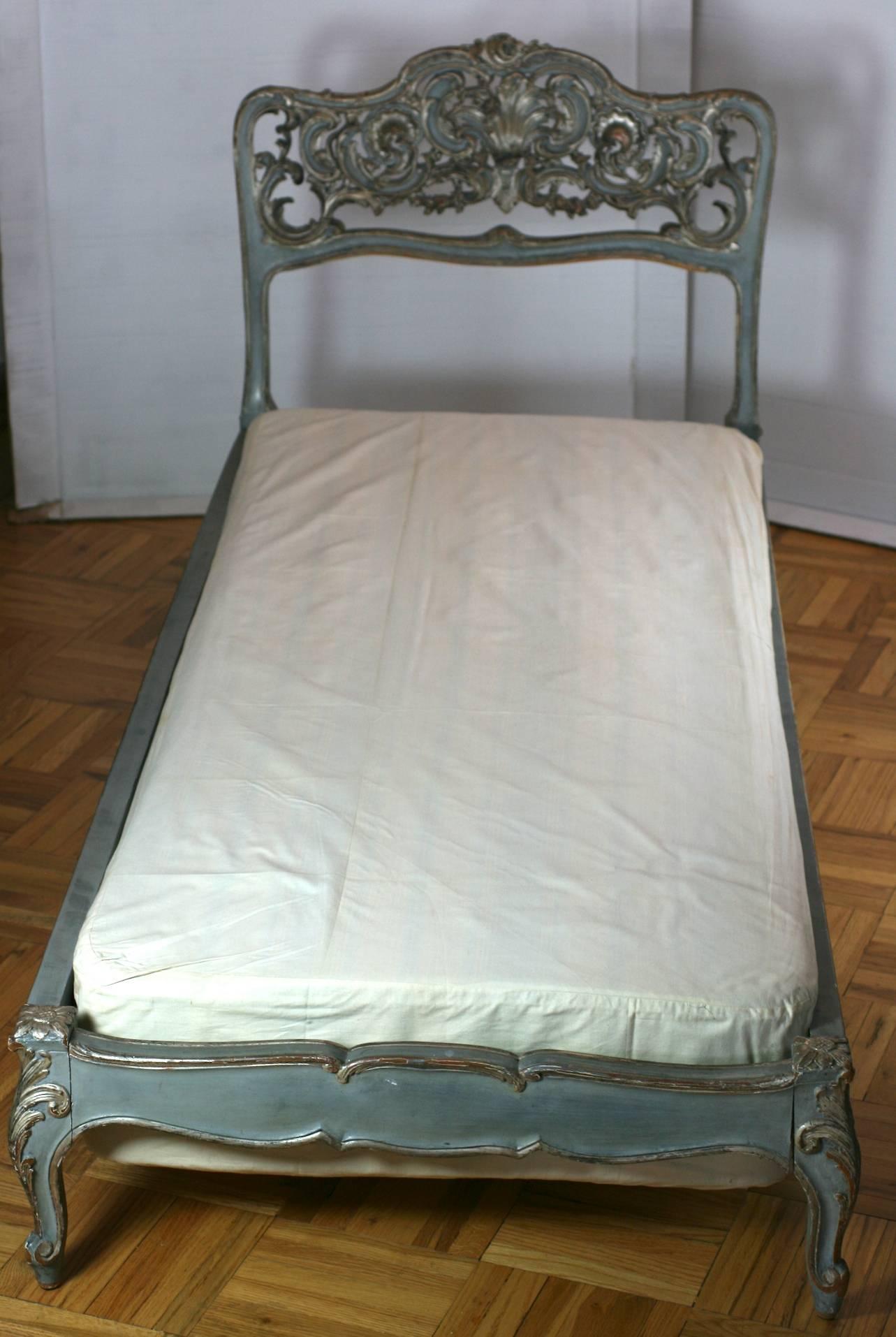 Venezianisches Tagesbett aus handgeschnitztem Holz mit silbernen, vergoldeten Akzenten auf venezianisch graublauem Grund. Verziertes Rokoko-Schnitzwerk, hervorgehoben durch Silbervergoldung und schöne weiche Farbgebung.
Die Größe kann auch als