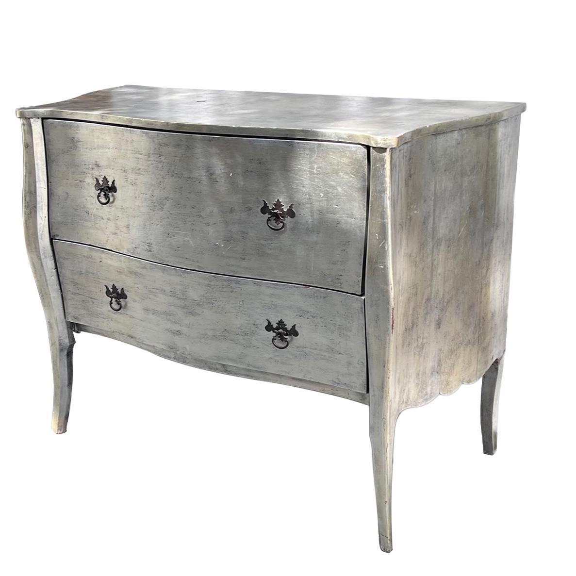 A circa 1920s Venetian chest of drawers with silver leaf finish.

Measurements:
Height: 35.5