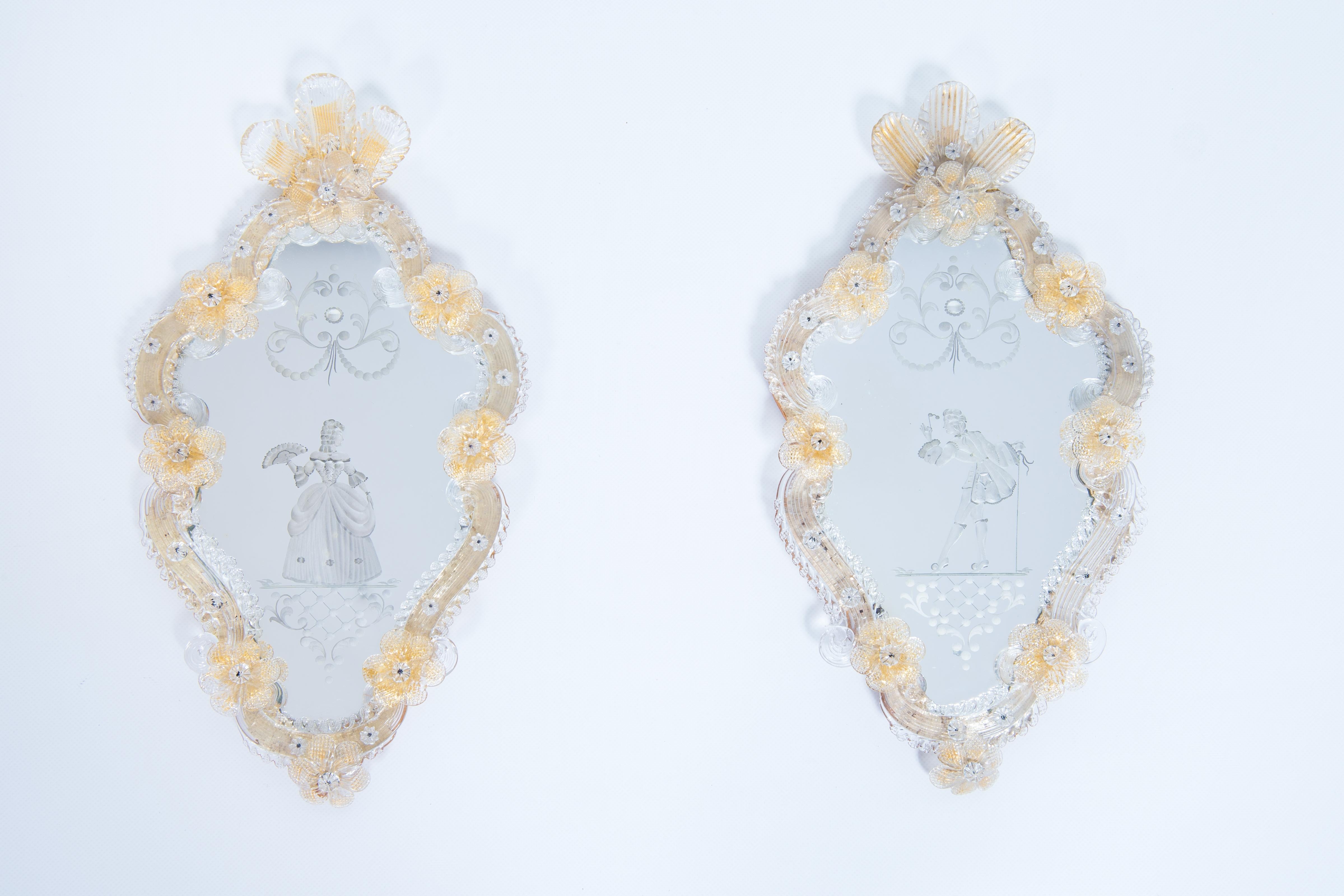 Venetian Sir & Lady Paar graviert Murano Glas Spiegel Gold Finishes 1900s

Dieses Paar Spiegel aus Murano-Glas, das um 1900 von venezianischen Glasmachermeistern in reiner Handarbeit hergestellt wurde, ist ein edles Möbelstück, das von der Eleganz
