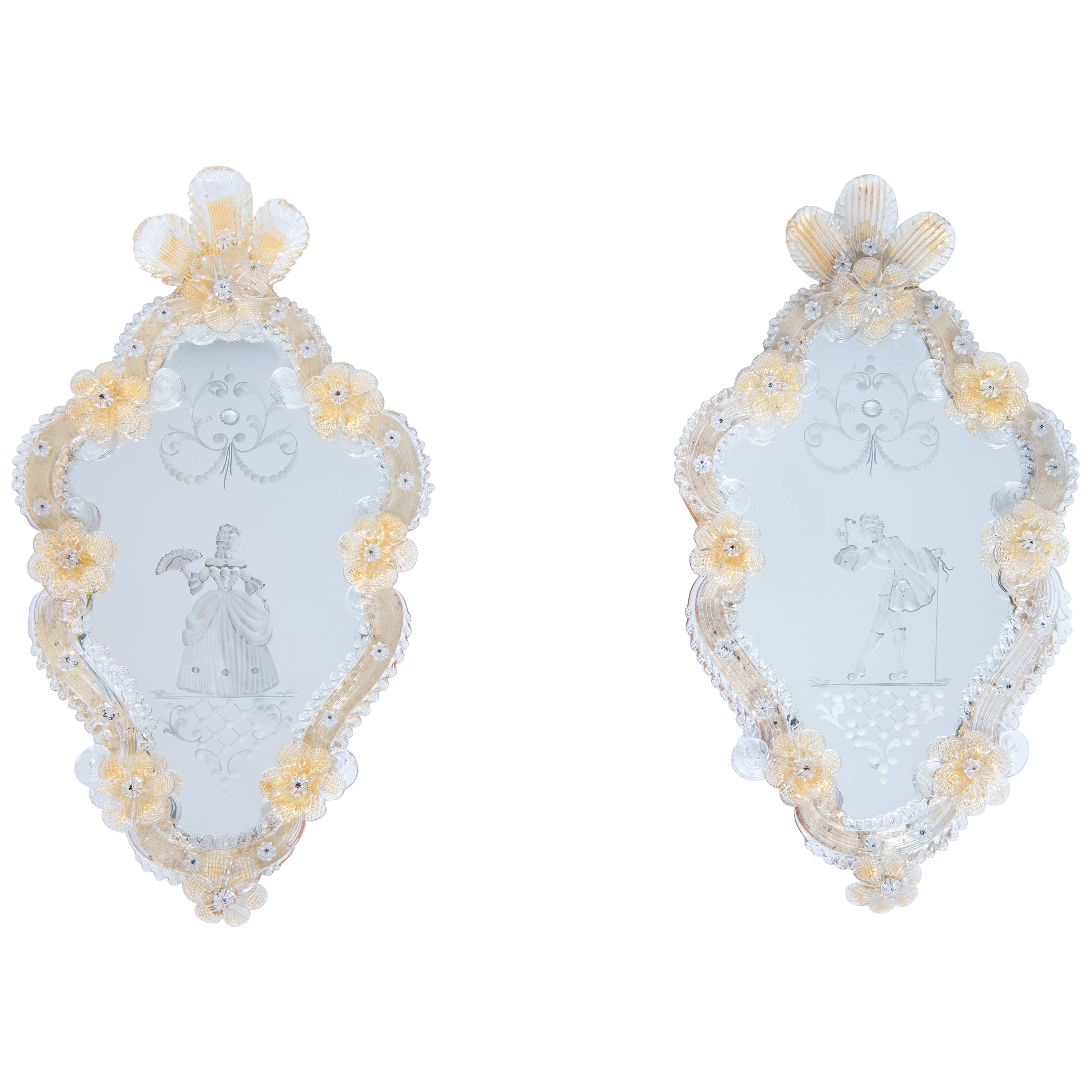 Signore e signora veneziani Coppia di specchi in vetro di Murano incisi Finiture dorate 1900s