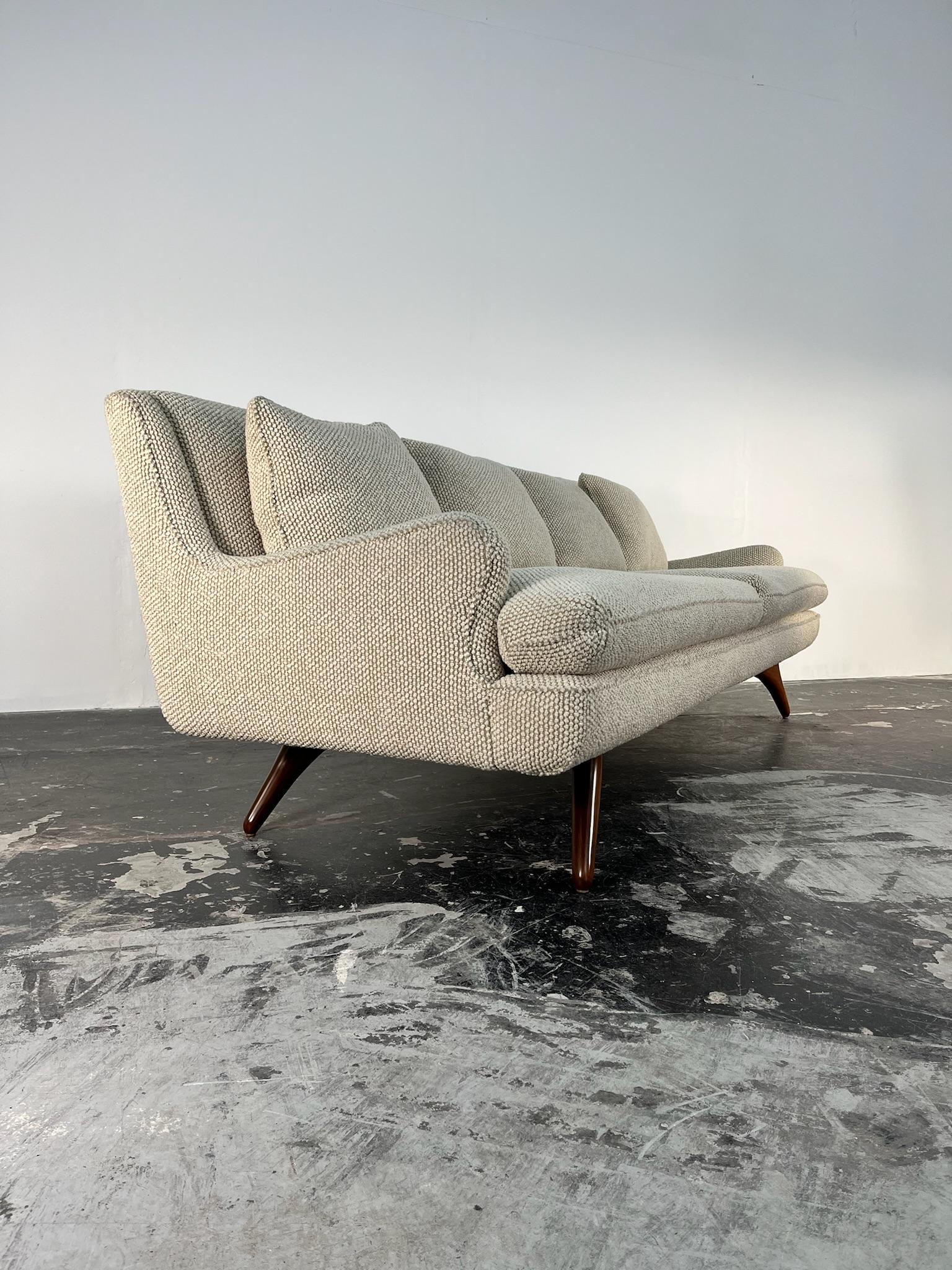 Venetian Sofa by Vladimir Kagan 8
