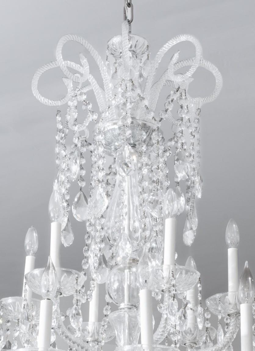 Großer achtzehnarmiger Kristallglas-Kronleuchter im italienischen venezianischen Stil.

Abmessungen: 67