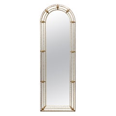 Espejo arqueado de estilo veneciano con marco de cristal y molduras doradas con cuentas, Italia, siglo XX