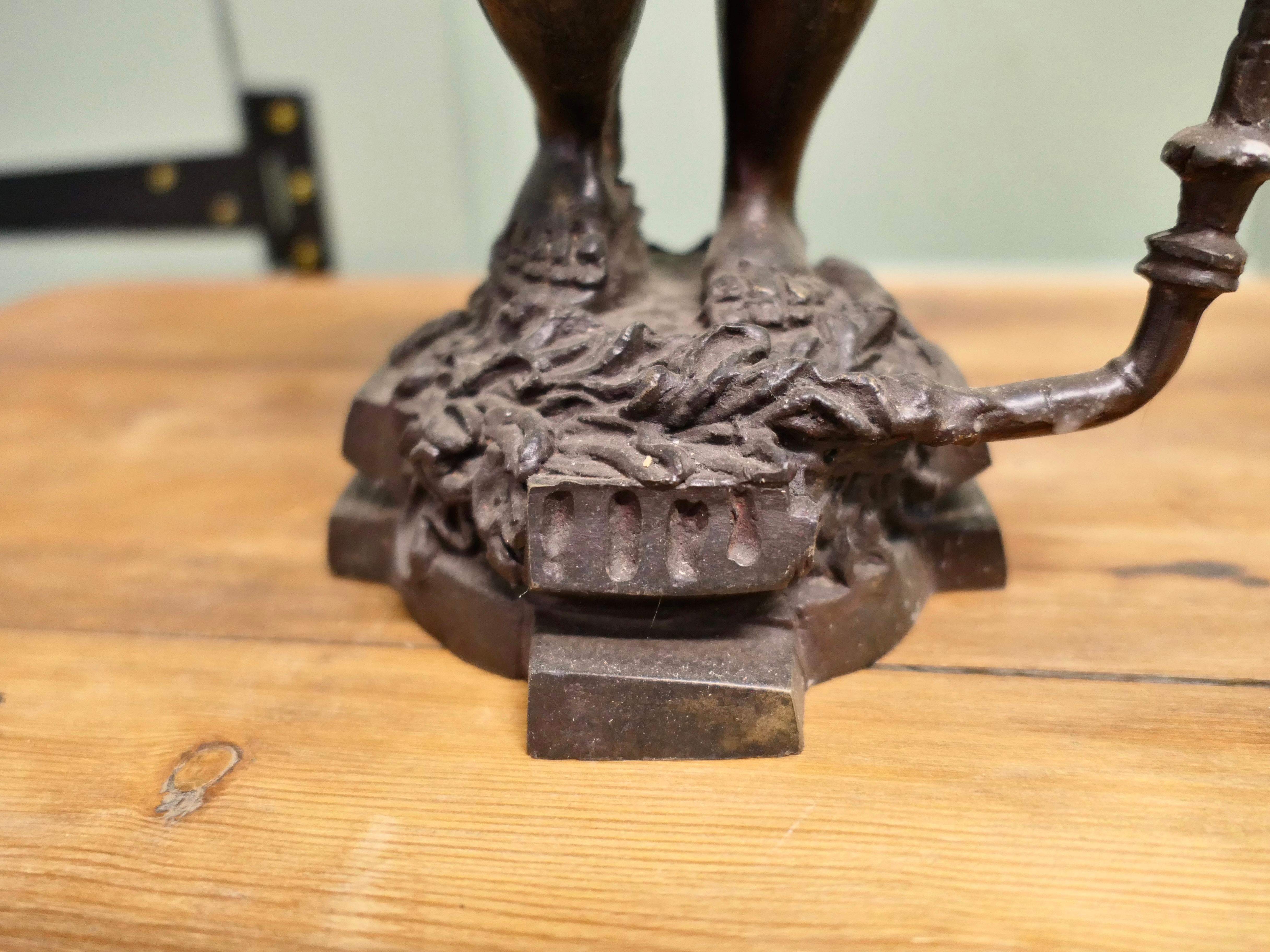 Art Déco Figure di candelieri in ottone fuso in stile veneziano in vendita