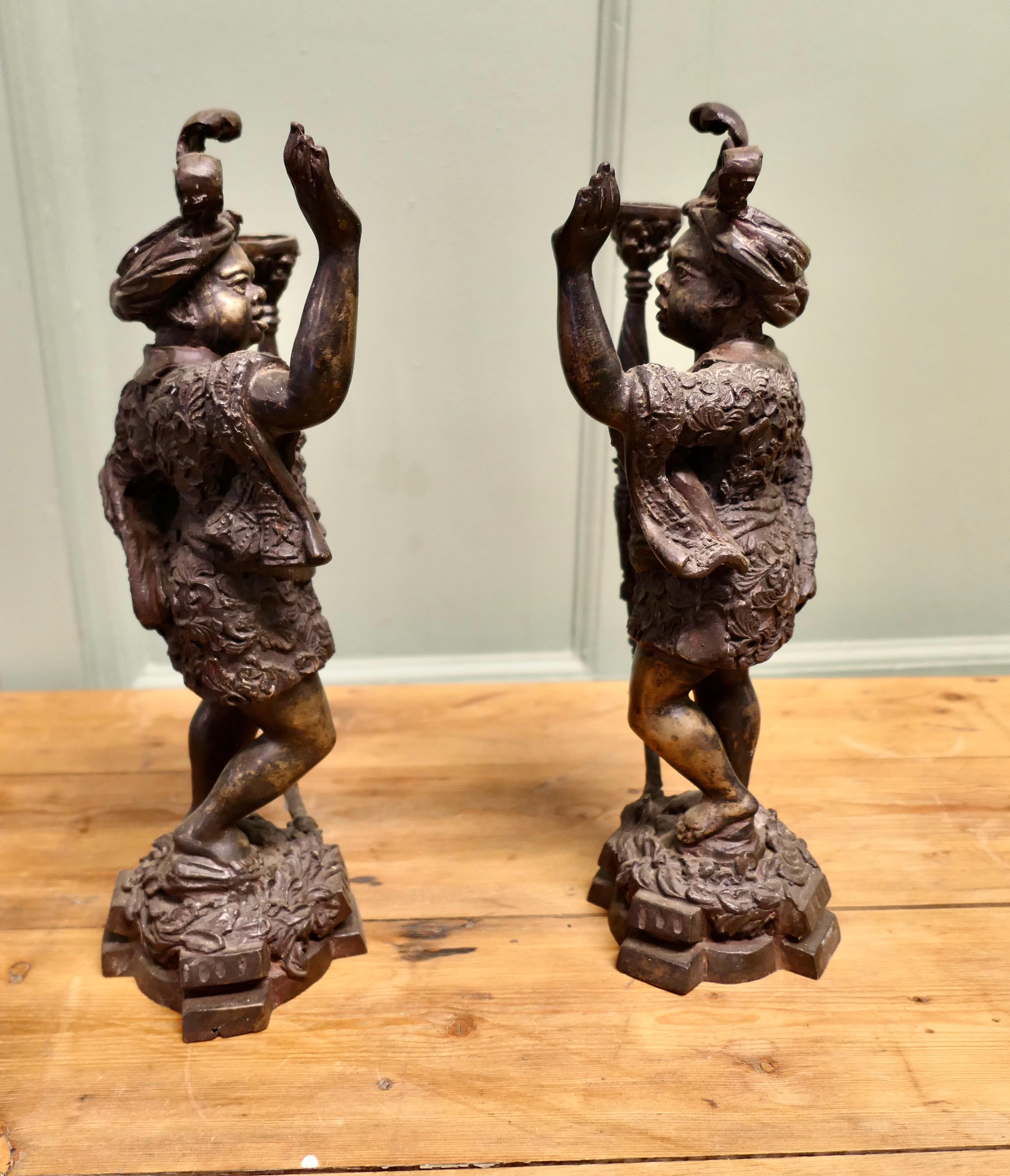 Figure di candelieri in ottone fuso in stile veneziano In condizioni buone in vendita a Godshill, Isle of Wight