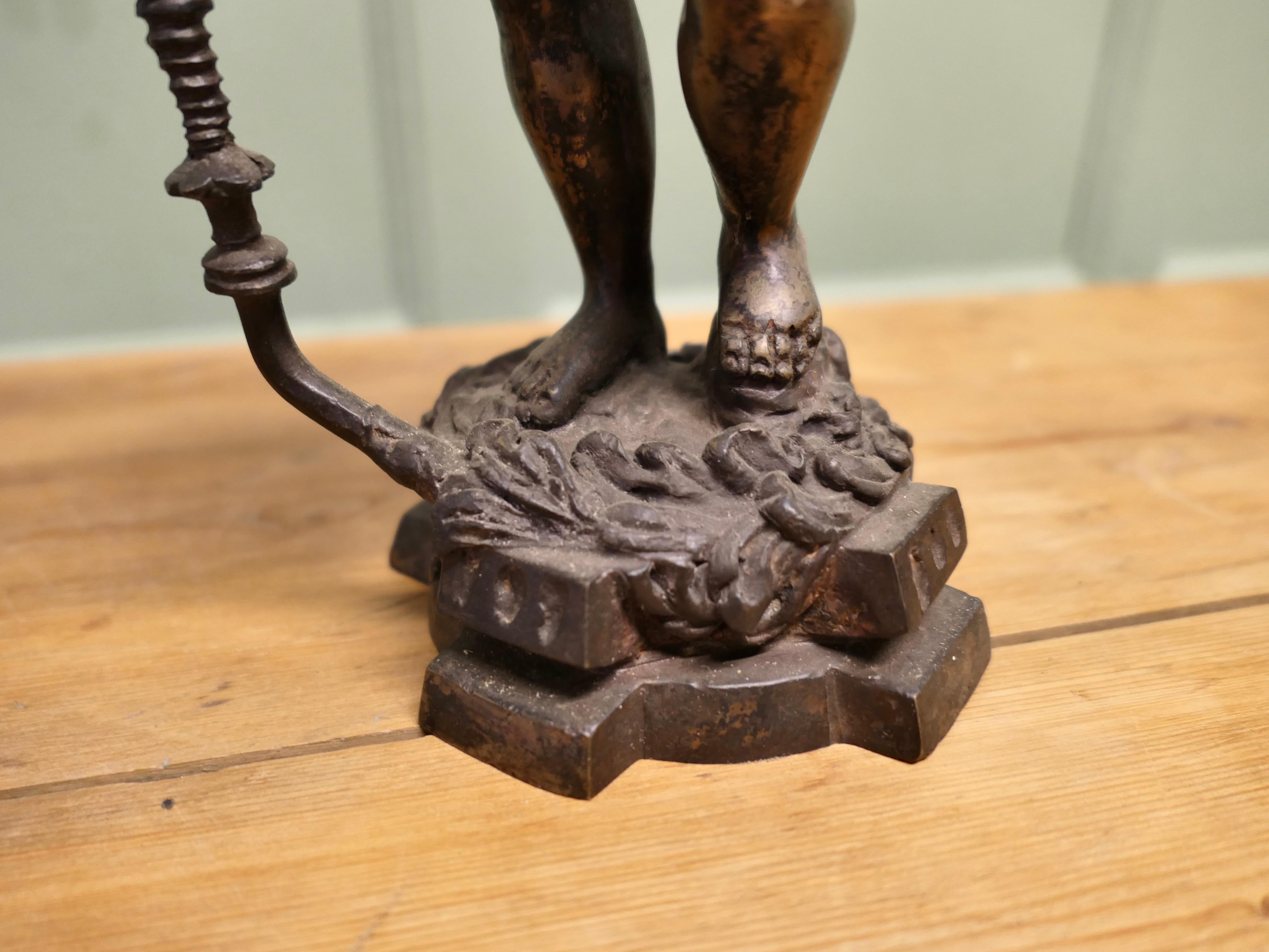 Inizio XX secolo Figure di candelieri in ottone fuso in stile veneziano in vendita