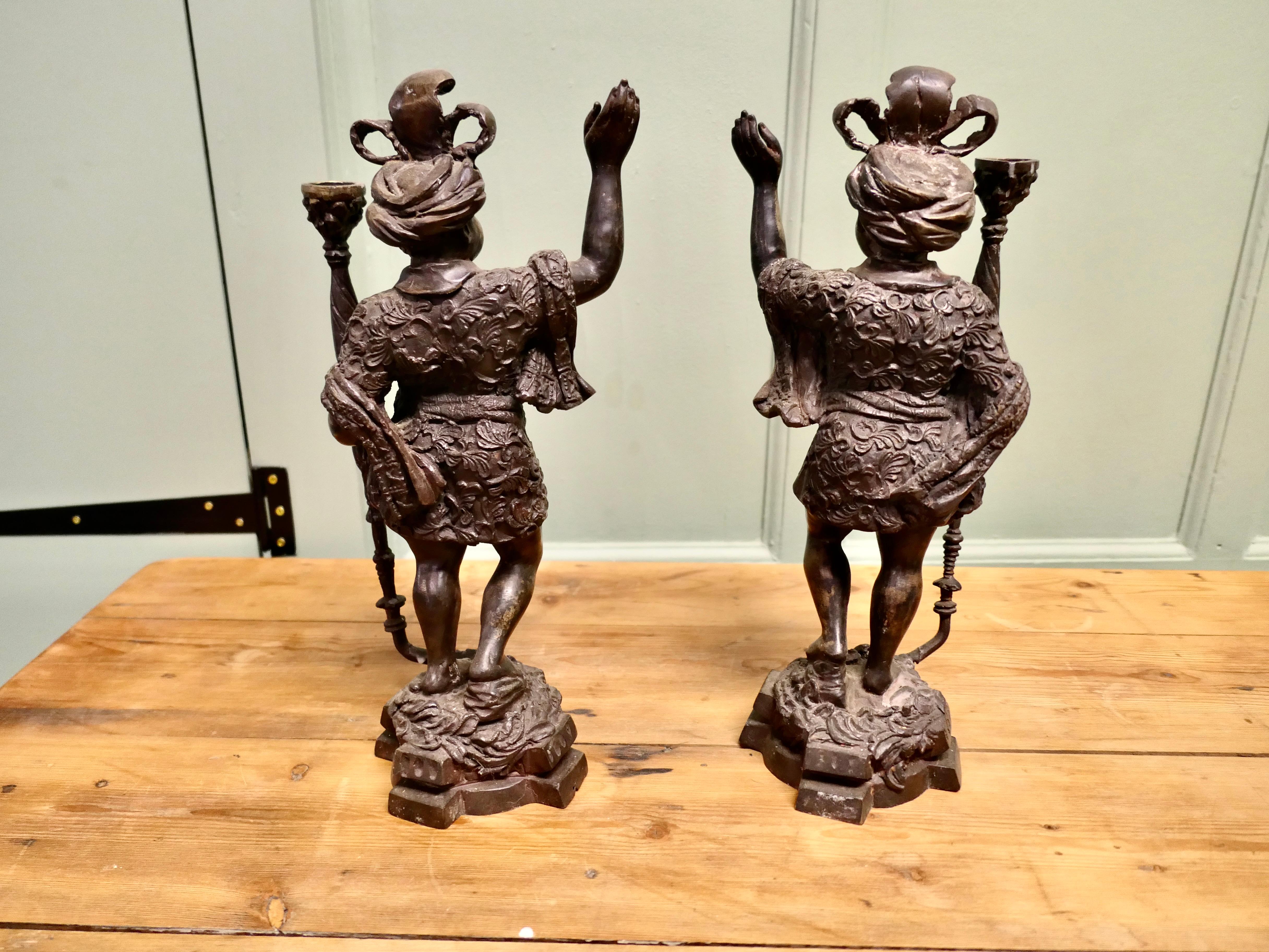 Ottone Figure di candelieri in ottone fuso in stile veneziano in vendita