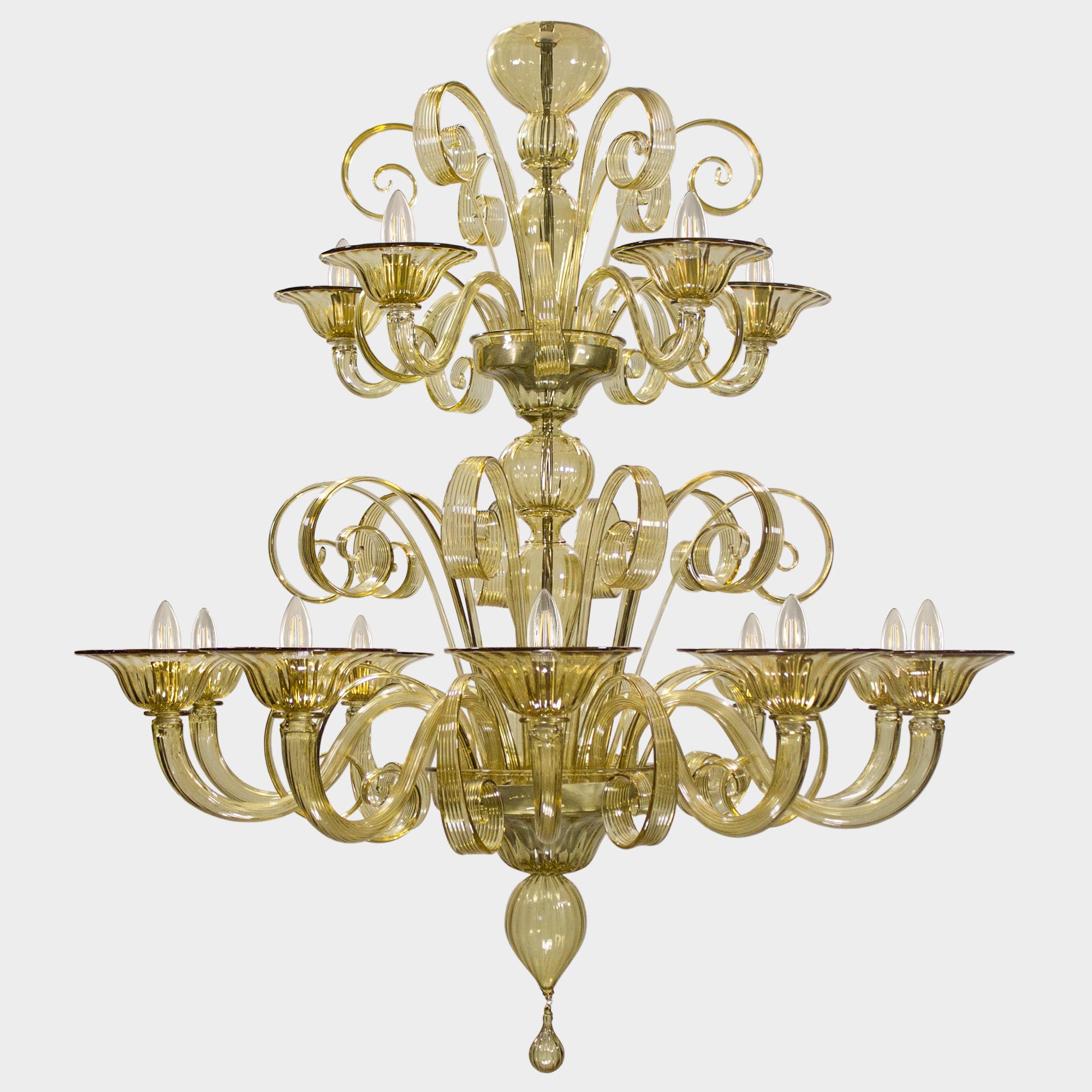 Capriccio de Multiforme est un lustre à deux niveaux, en verre artistique quartz fumé, avec des éléments ornementaux frisés.
Inspiré de la tradition classique vénitienne, il se caractérise par une colonne centrale où sont installés de nombreux