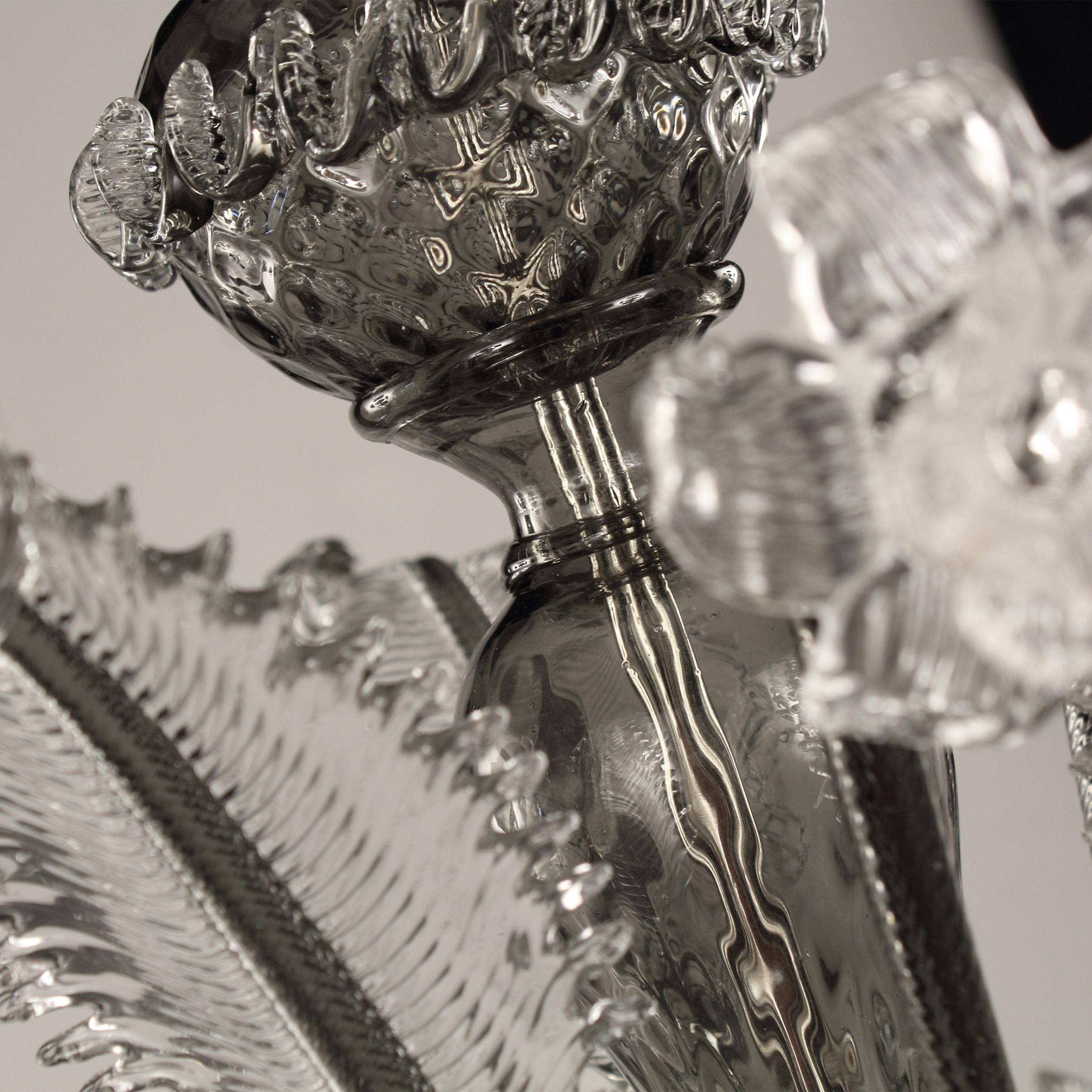 Italiano Lampadario in stile veneziano a 5 bracci in vetro di Murano grigio con dettagli chiari di Multiforme in vendita