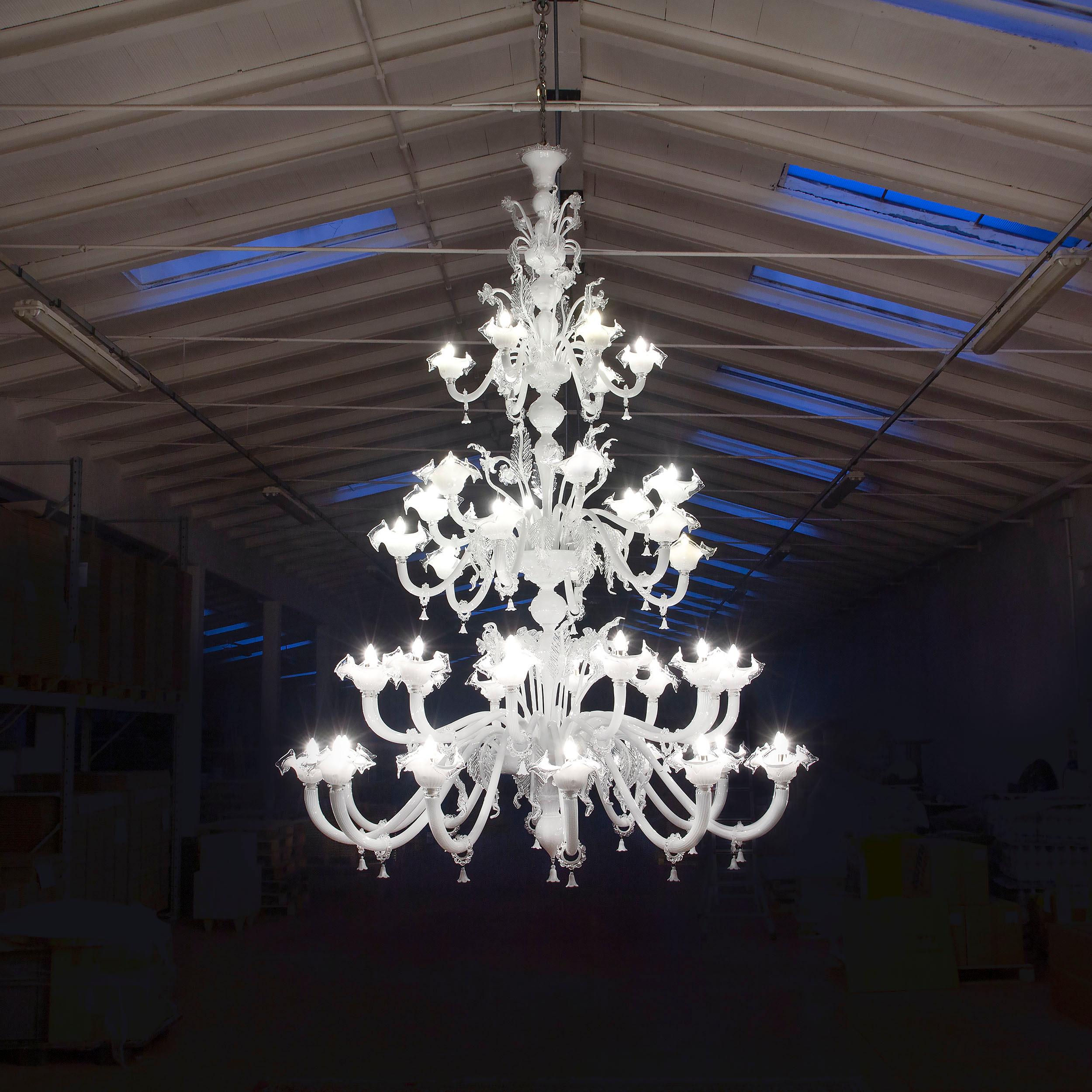 Venetian style Chandelier Clear and gold Murano Glass by Multiforme in Stock For Sale 6