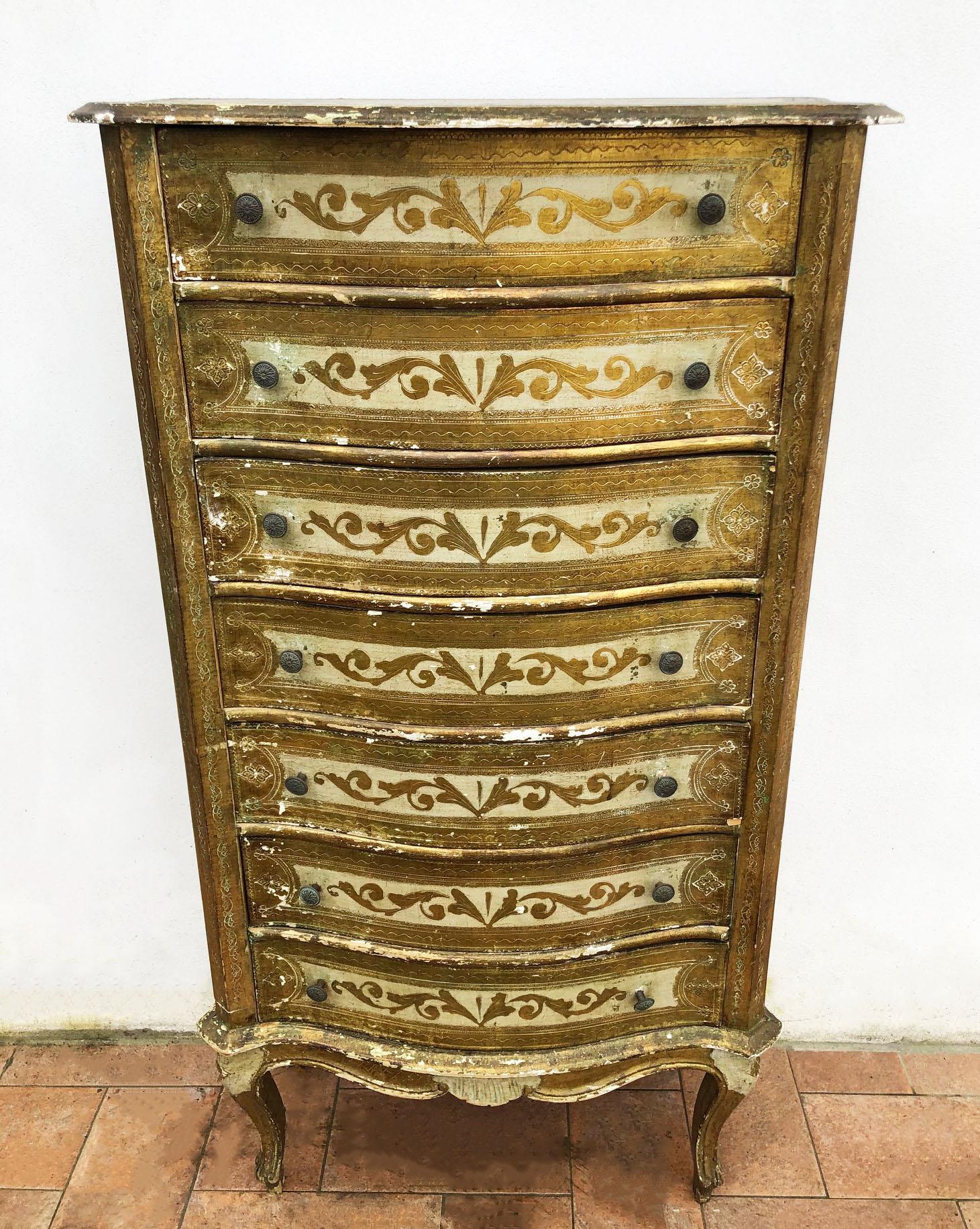 Venetian style chest of seven drawers from 1960, original worn painting
Very practical and elegant piece of furniture.
Comes from an old city house in the Florence area of Tuscany.
The paint is original in patina, honey amber color. 
As shown in the