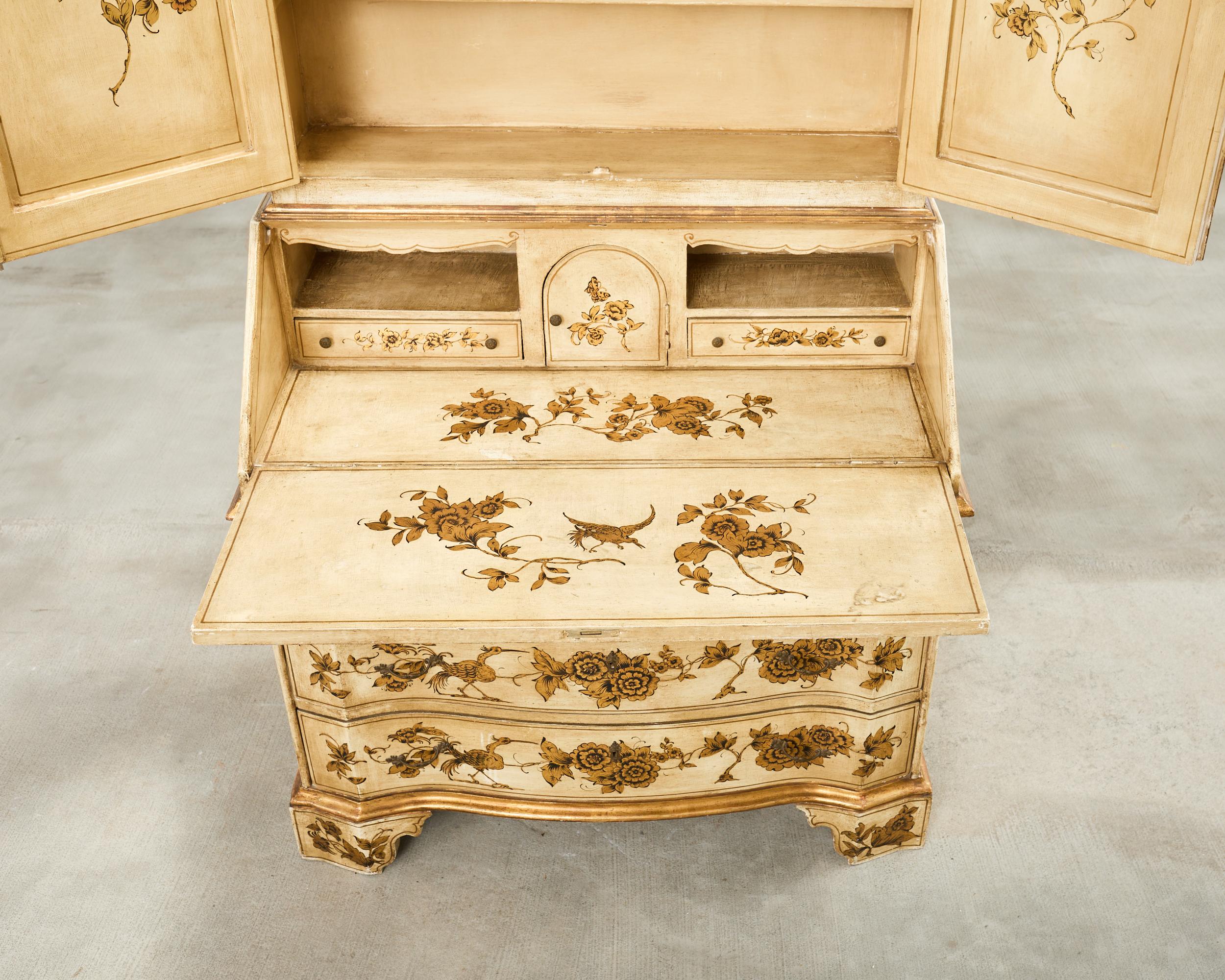 Secrétaire à colis doré de style vénitien Chinoiserie décorée en vente 3