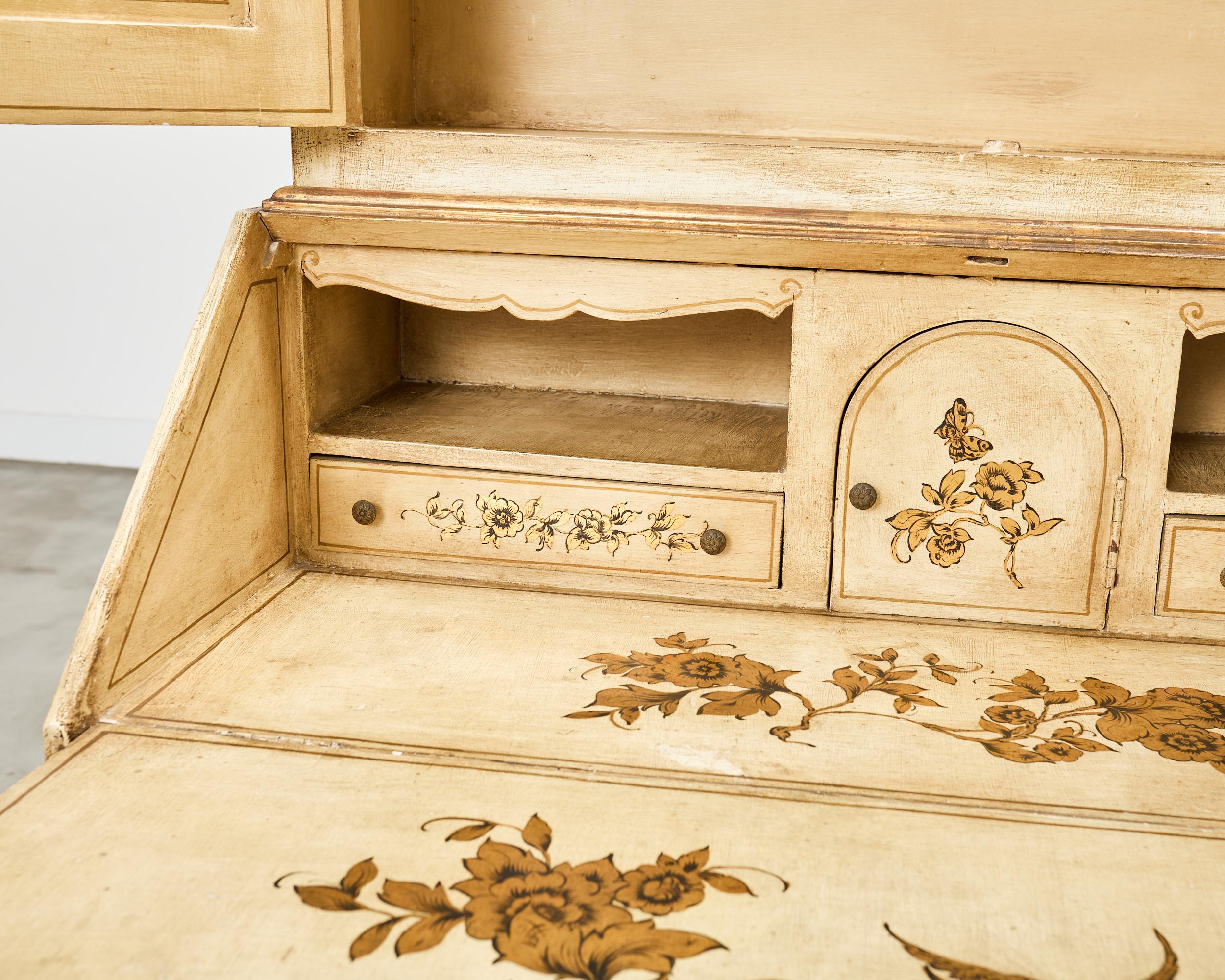 Secrétaire à colis doré de style vénitien Chinoiserie décorée en vente 4