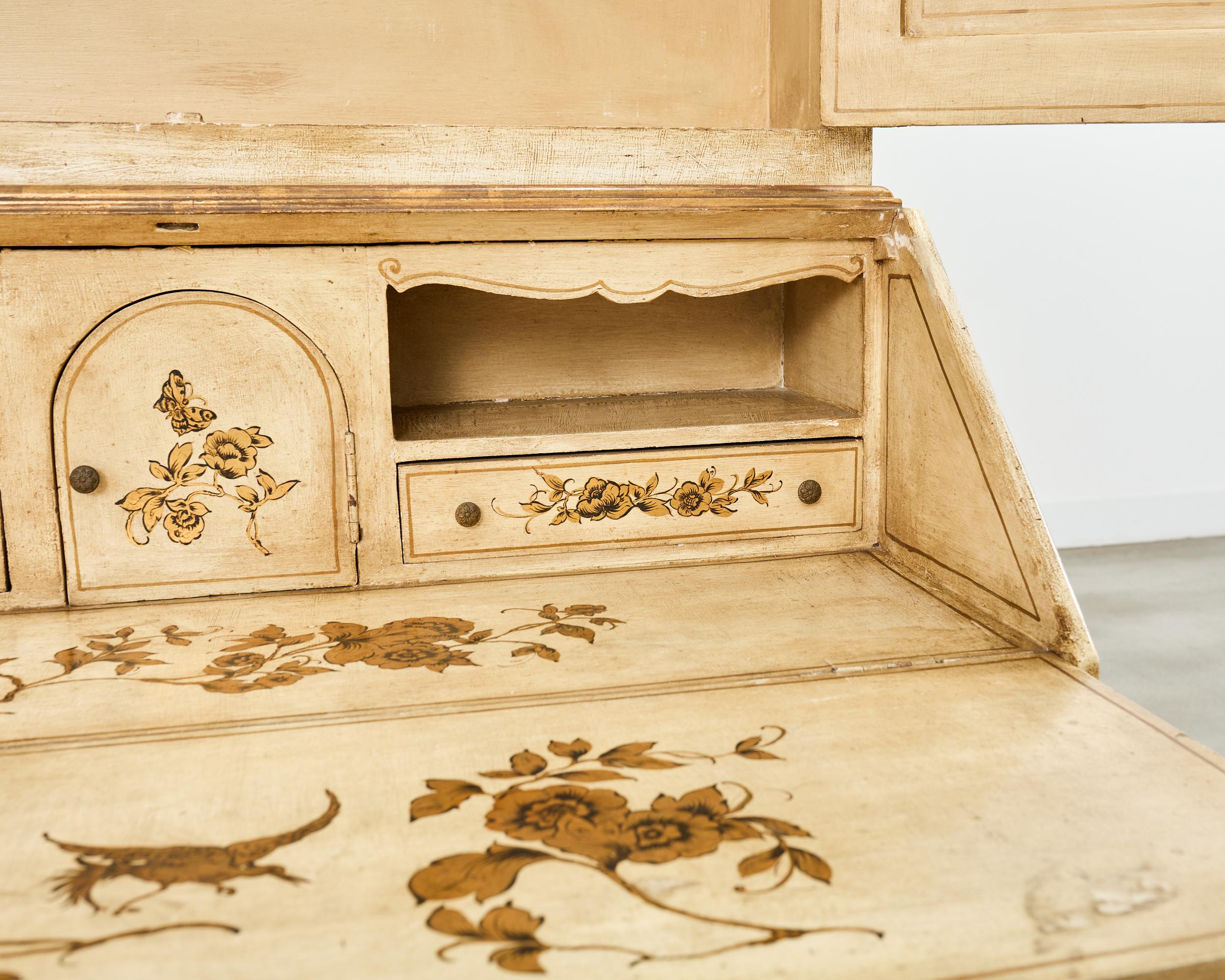 Secrétaire à colis doré de style vénitien Chinoiserie décorée en vente 5