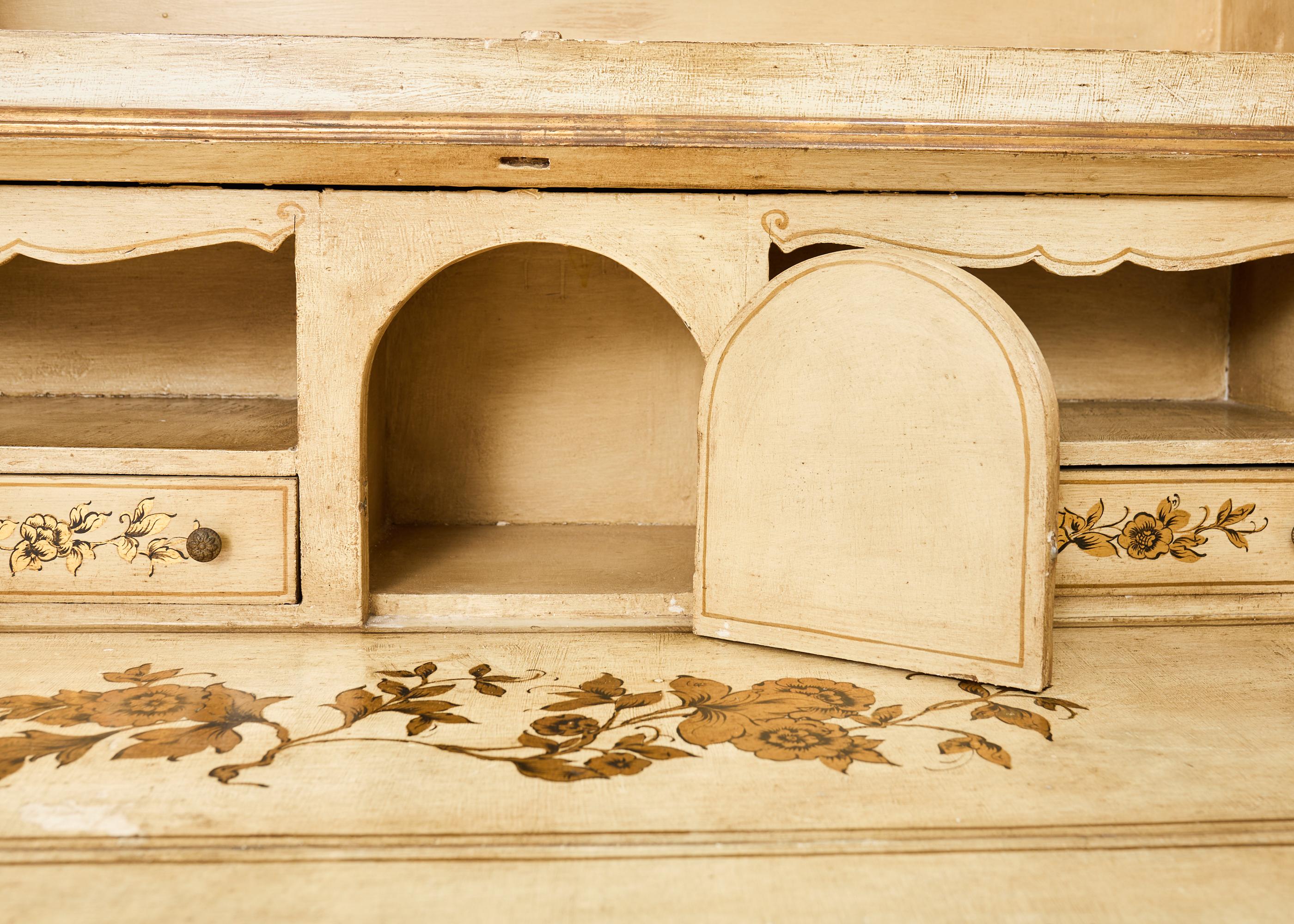 Secrétaire à colis doré de style vénitien Chinoiserie décorée en vente 6