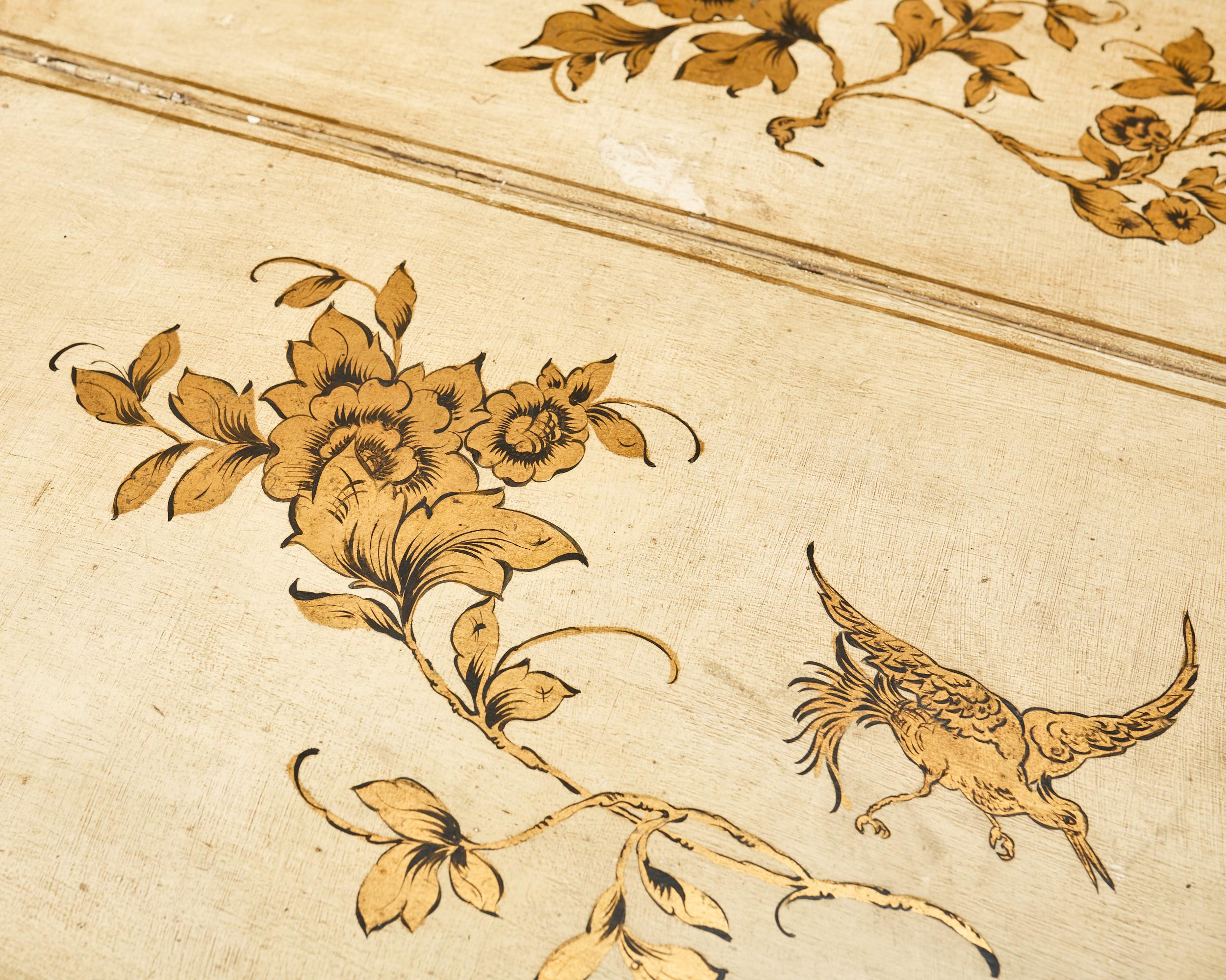 Secrétaire à colis doré de style vénitien Chinoiserie décorée en vente 7