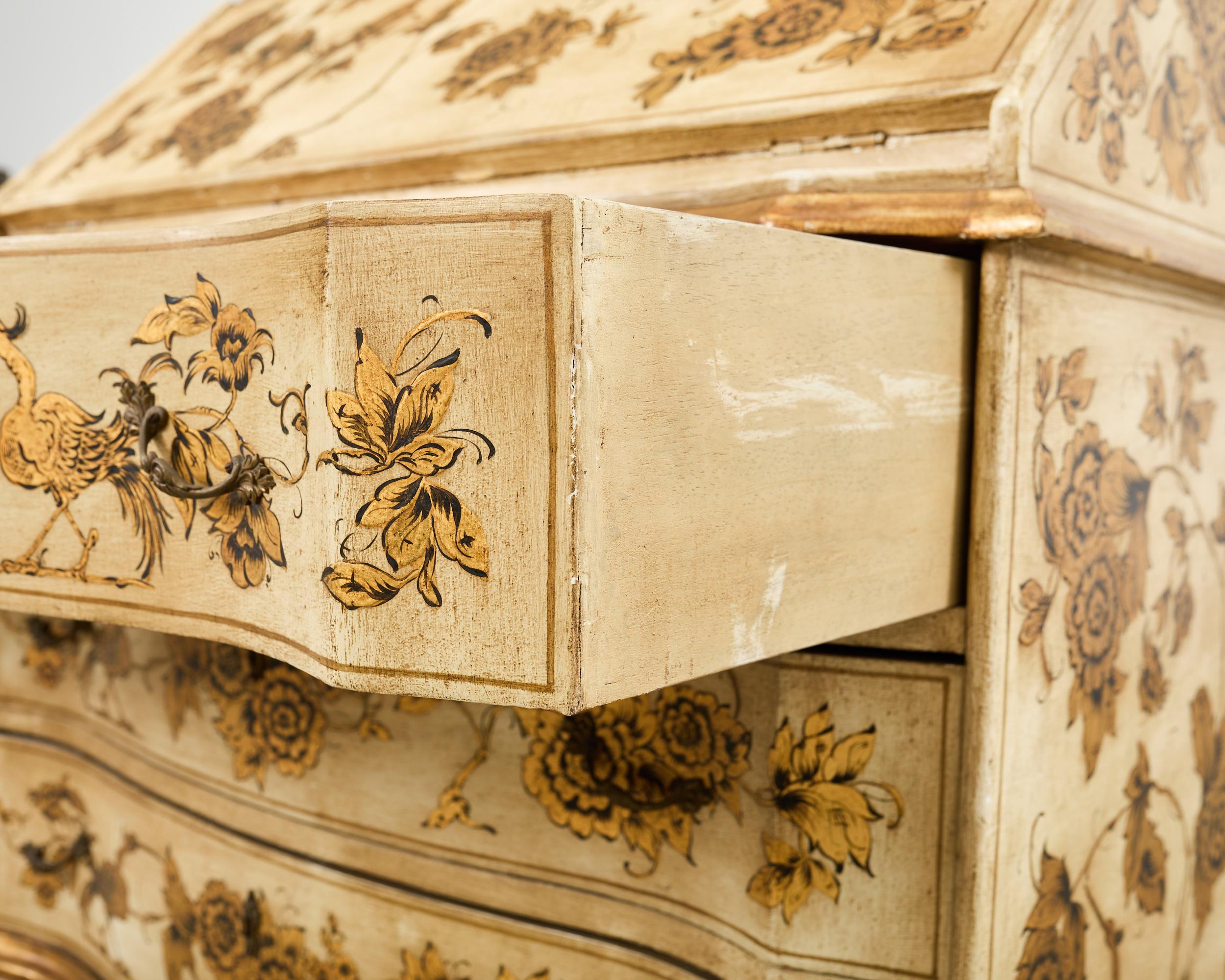 Secrétaire à colis doré de style vénitien Chinoiserie décorée en vente 8