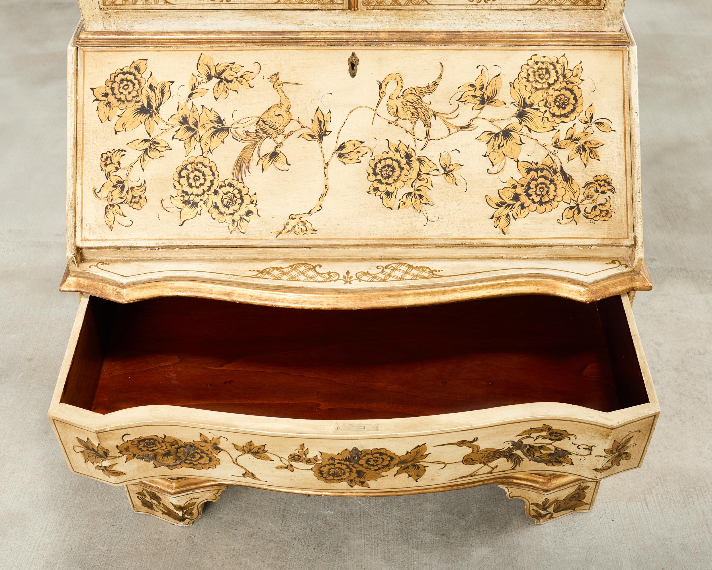 Secrétaire à colis doré de style vénitien Chinoiserie décorée en vente 10