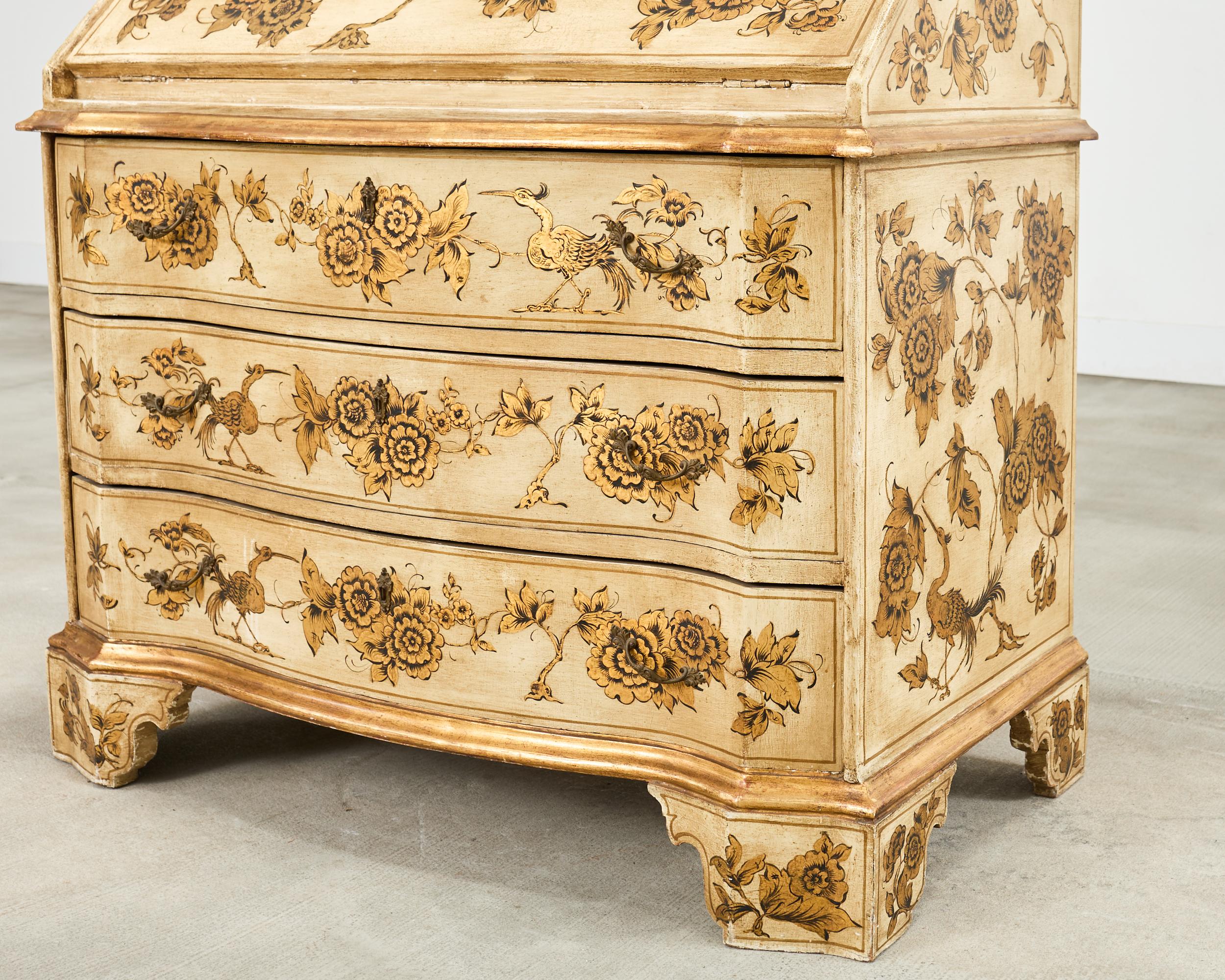 Secrétaire à colis doré de style vénitien Chinoiserie décorée en vente 11
