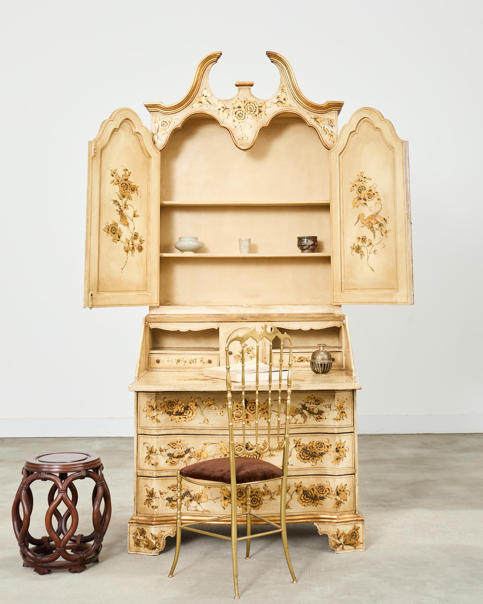 Fantastique bibliothèque secrétaire italienne laquée du 20e siècle, décorée dans le goût vénitien avec des motifs chinois spectaculaires. L'étui en deux parties présente une finition peinte volontairement vieillie pour imiter l'âge. Le haut de la