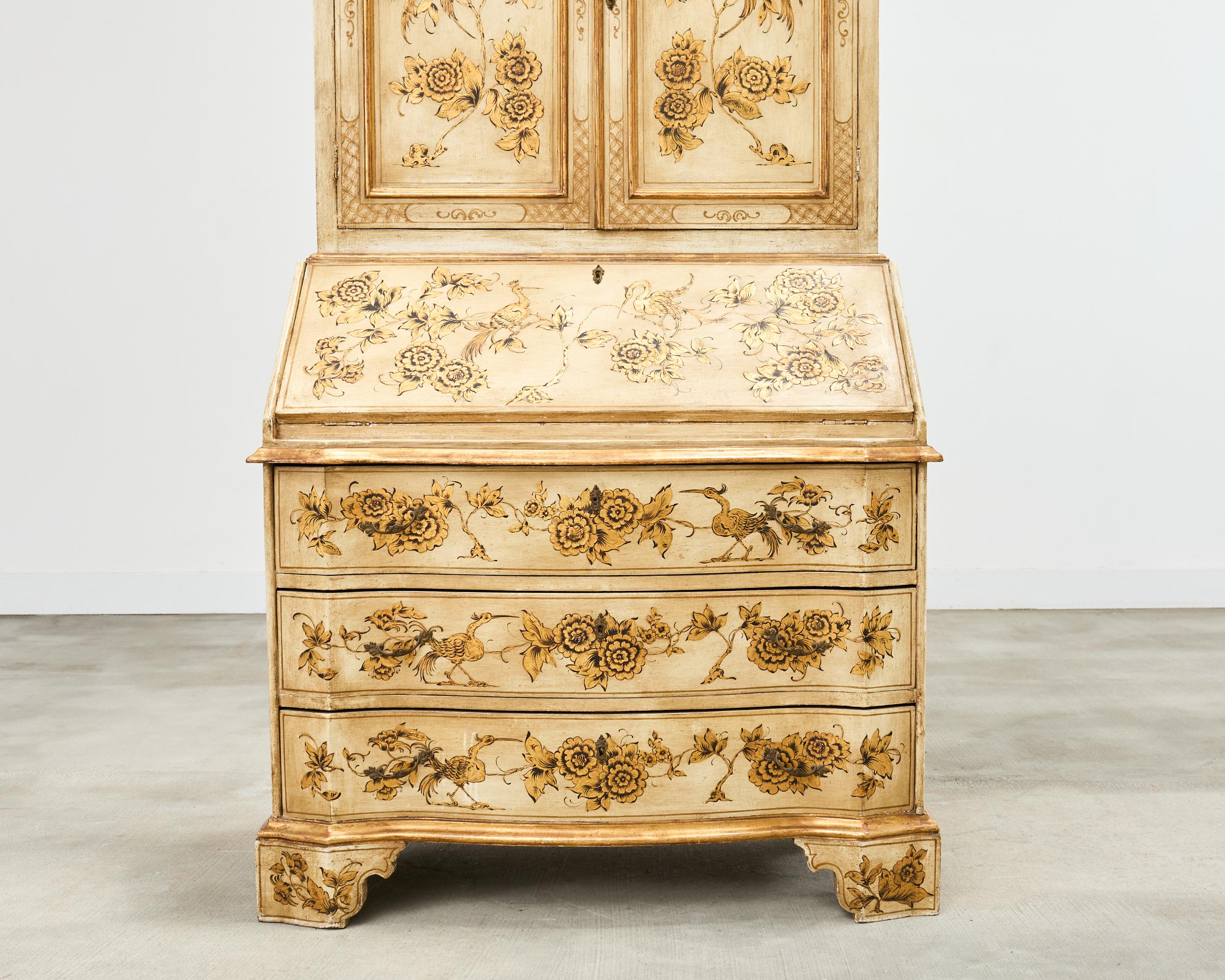 Peint Secrétaire à colis doré de style vénitien Chinoiserie décorée en vente