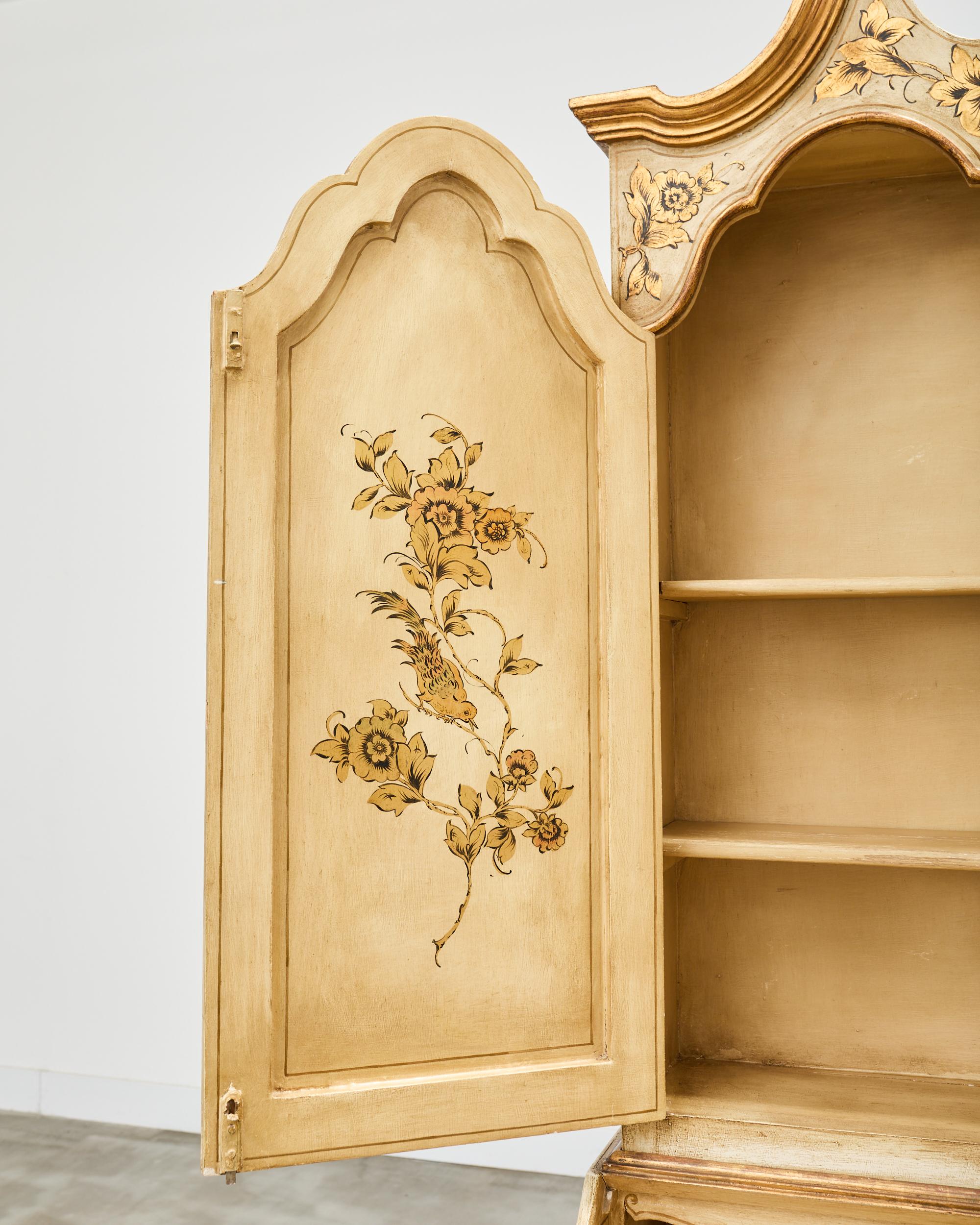Secrétaire à colis doré de style vénitien Chinoiserie décorée en vente 1