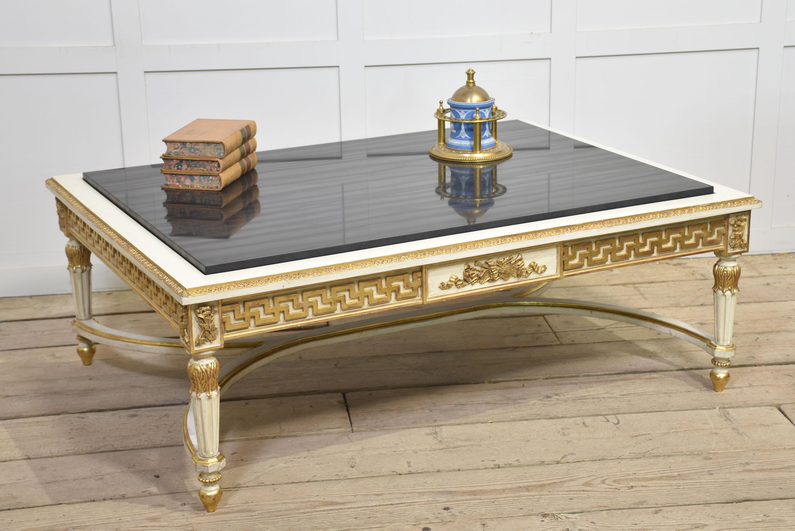 Venetian style coffee table in vendita 5