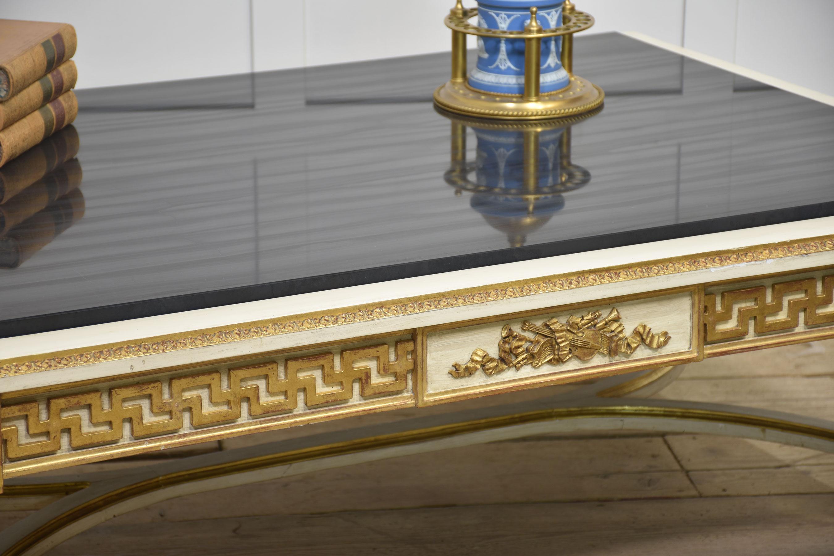 Venetian style coffee table in vendita 6