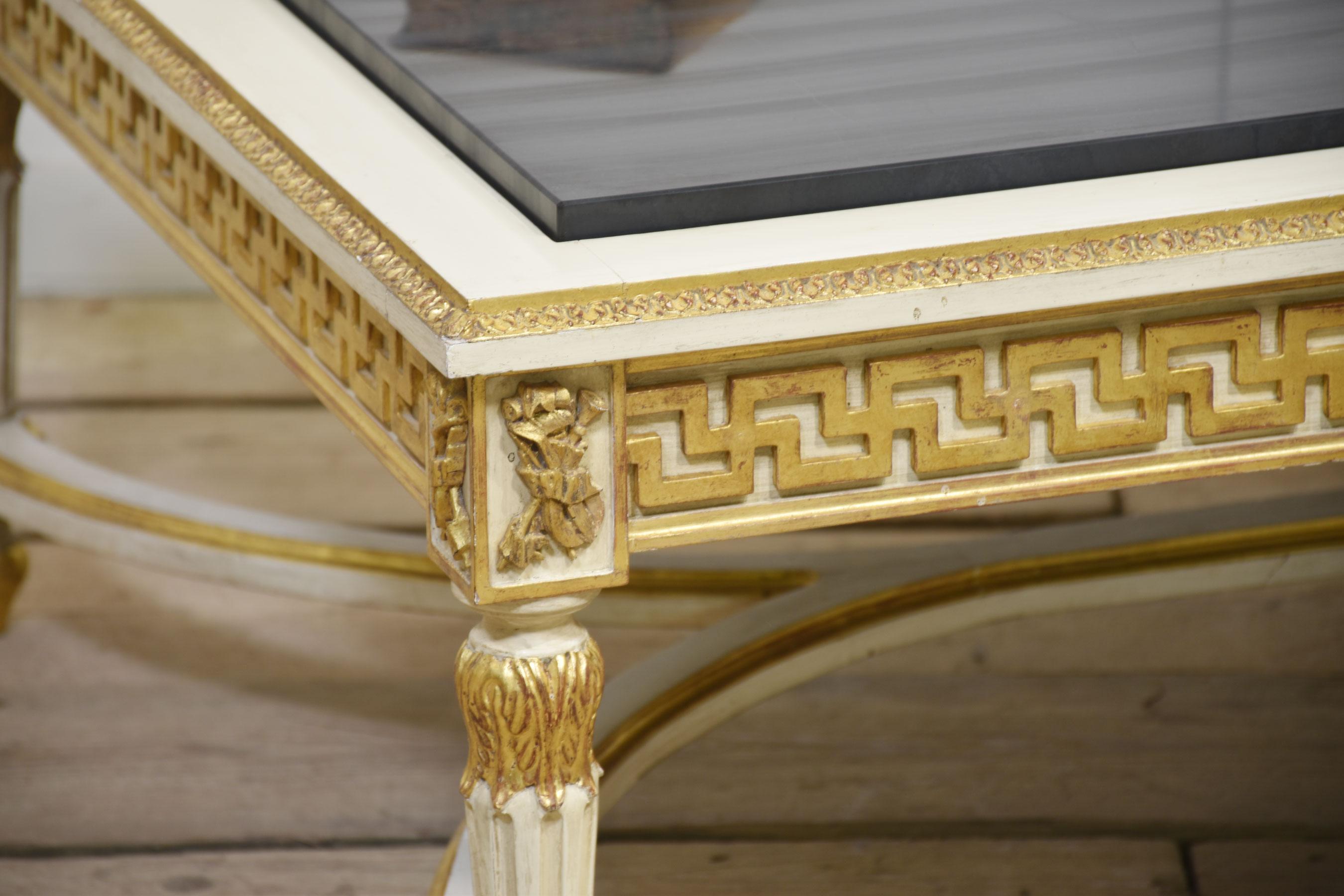 Britannico Venetian style coffee table in vendita