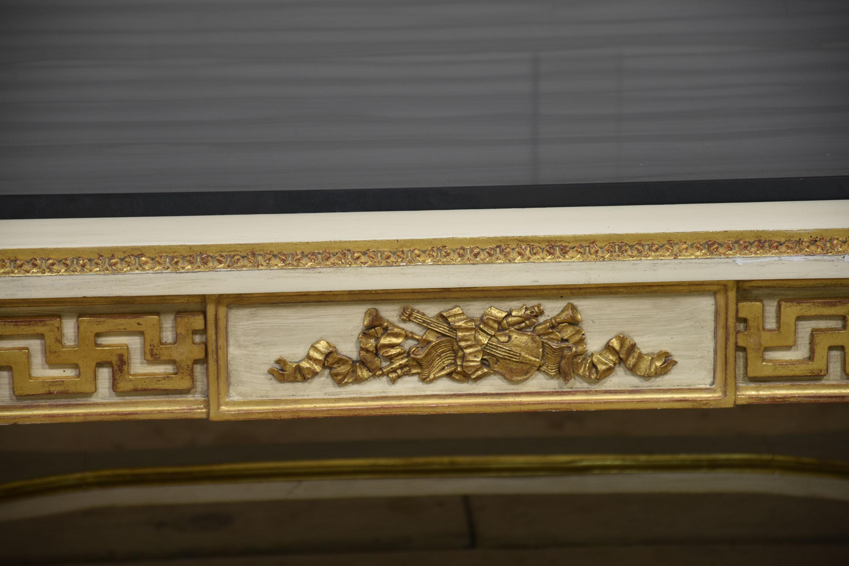 Venetian style coffee table in vendita 1
