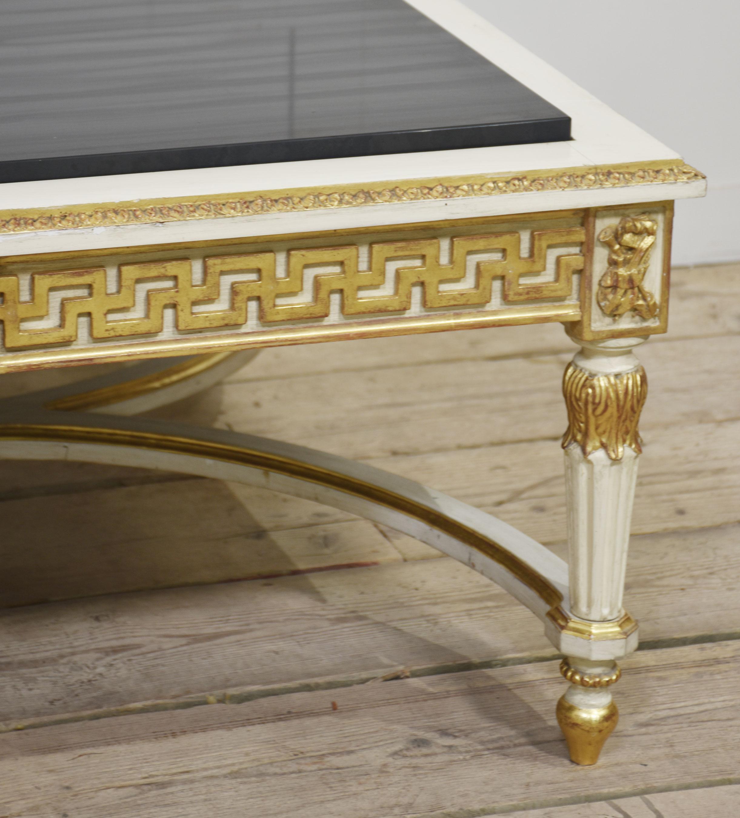Venetian style coffee table in vendita 2