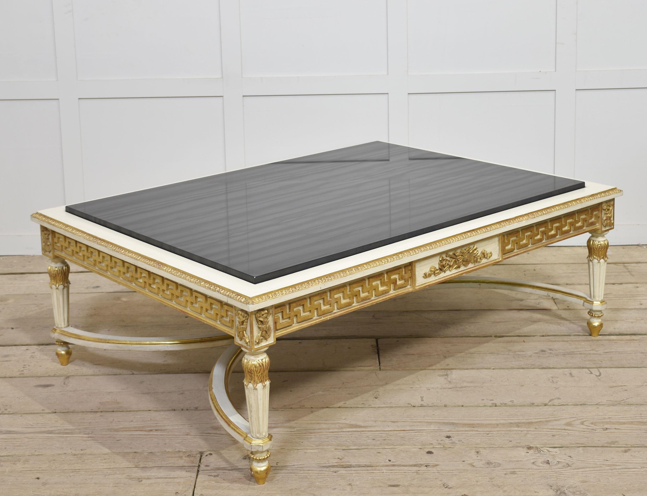 Venetian style coffee table in vendita 3