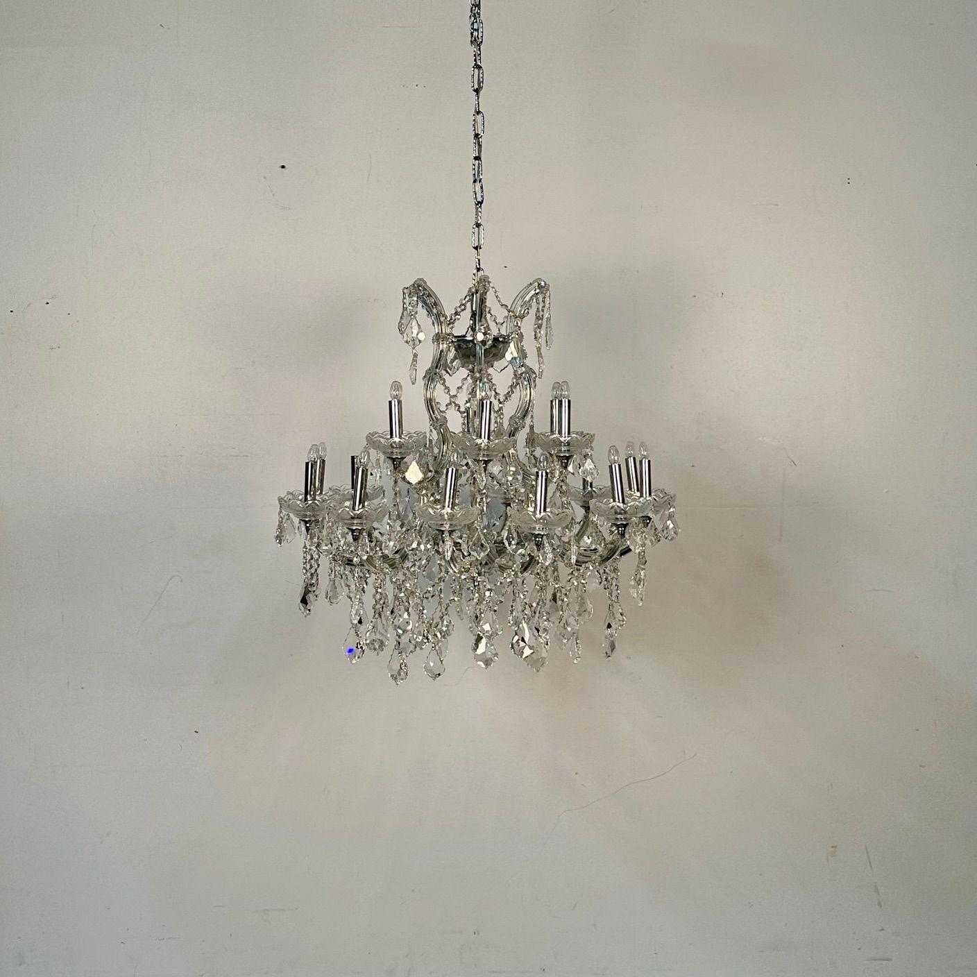 Venetian Style Crystal Chandelier, 19 Light In Good Condition For Sale In Stamford, CT