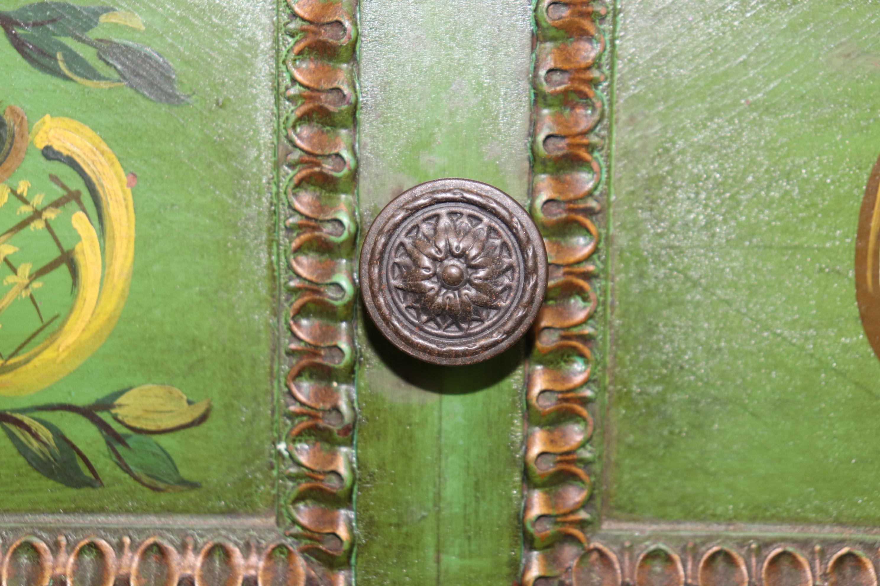 Dekorierte Kommode im venezianischen Stil mit grüner, geblümter Farbe im Angebot 2
