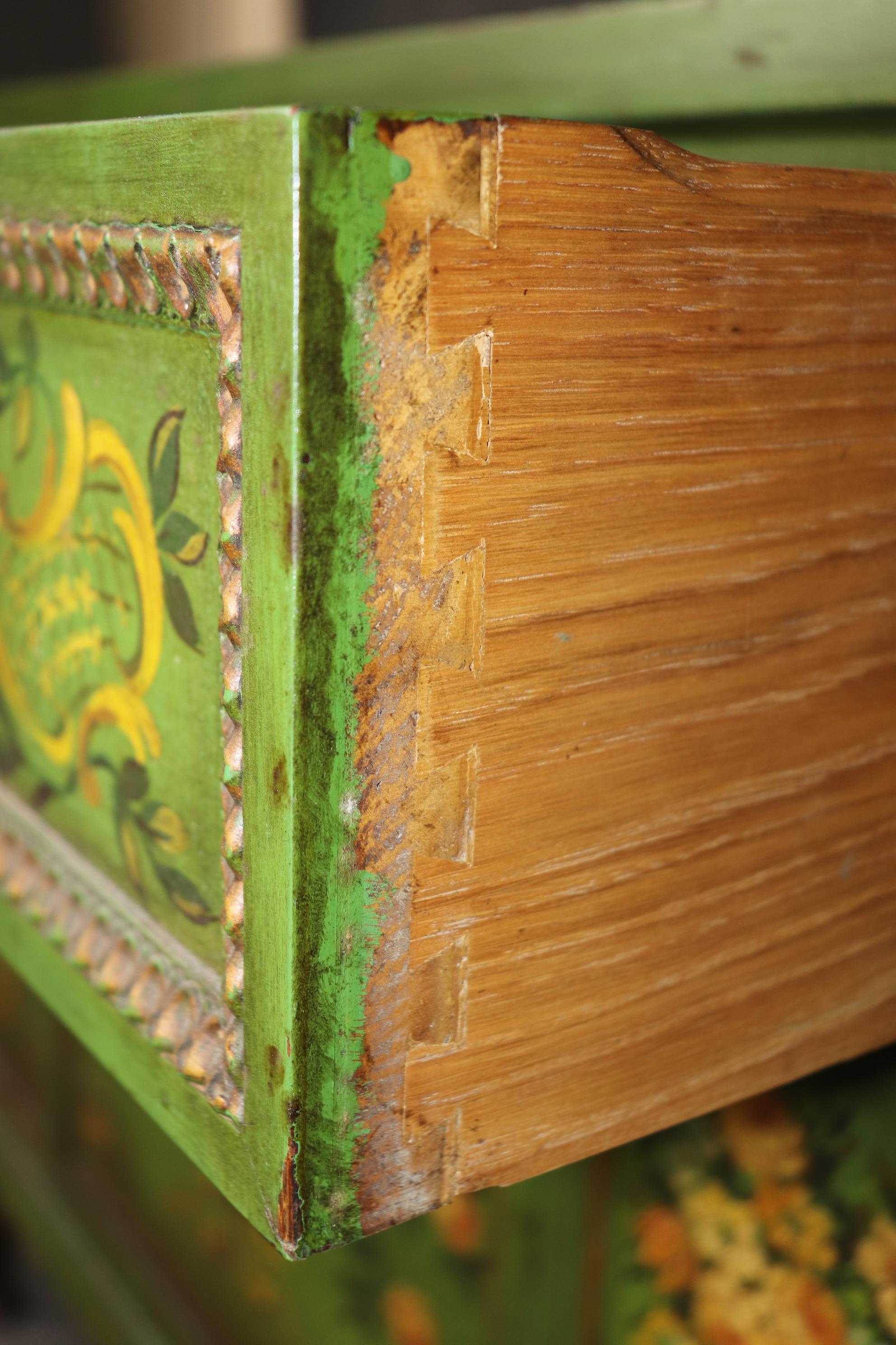 Dekorierte Kommode im venezianischen Stil mit grüner, geblümter Farbe im Angebot 5